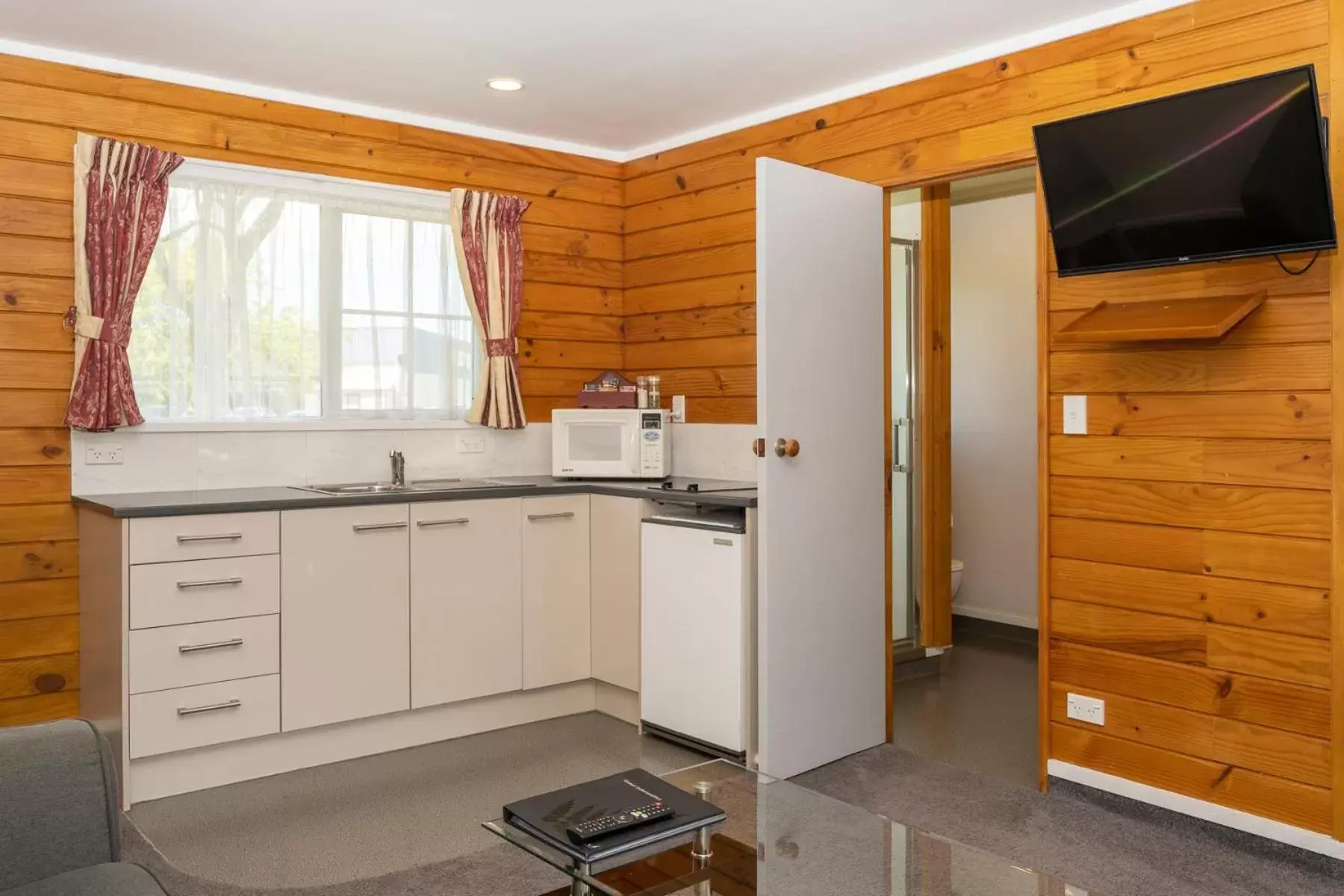 kitchen, Kitchen/Kitchenette in Tudor Park Motel