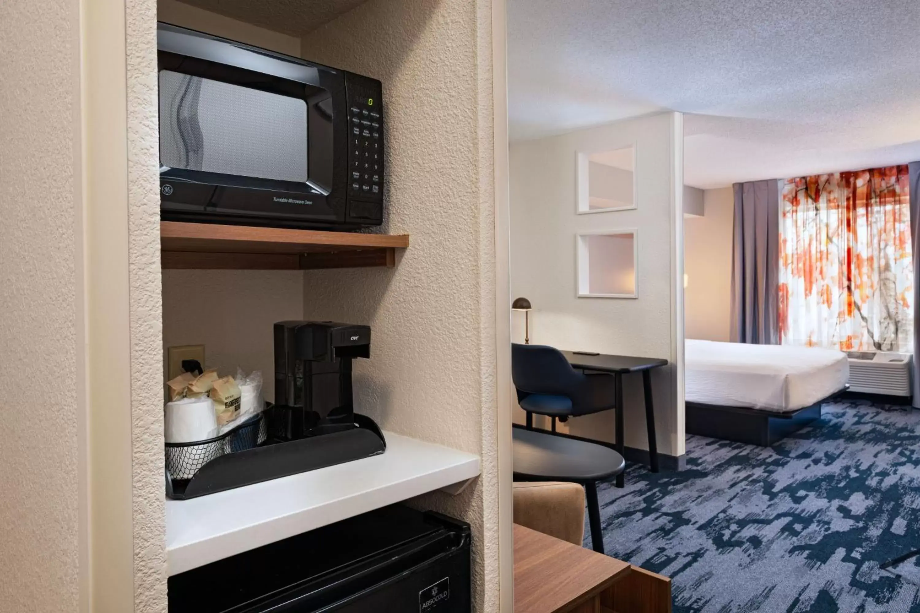 Photo of the whole room, TV/Entertainment Center in Fairfield Inn & Suites Kansas City Airport