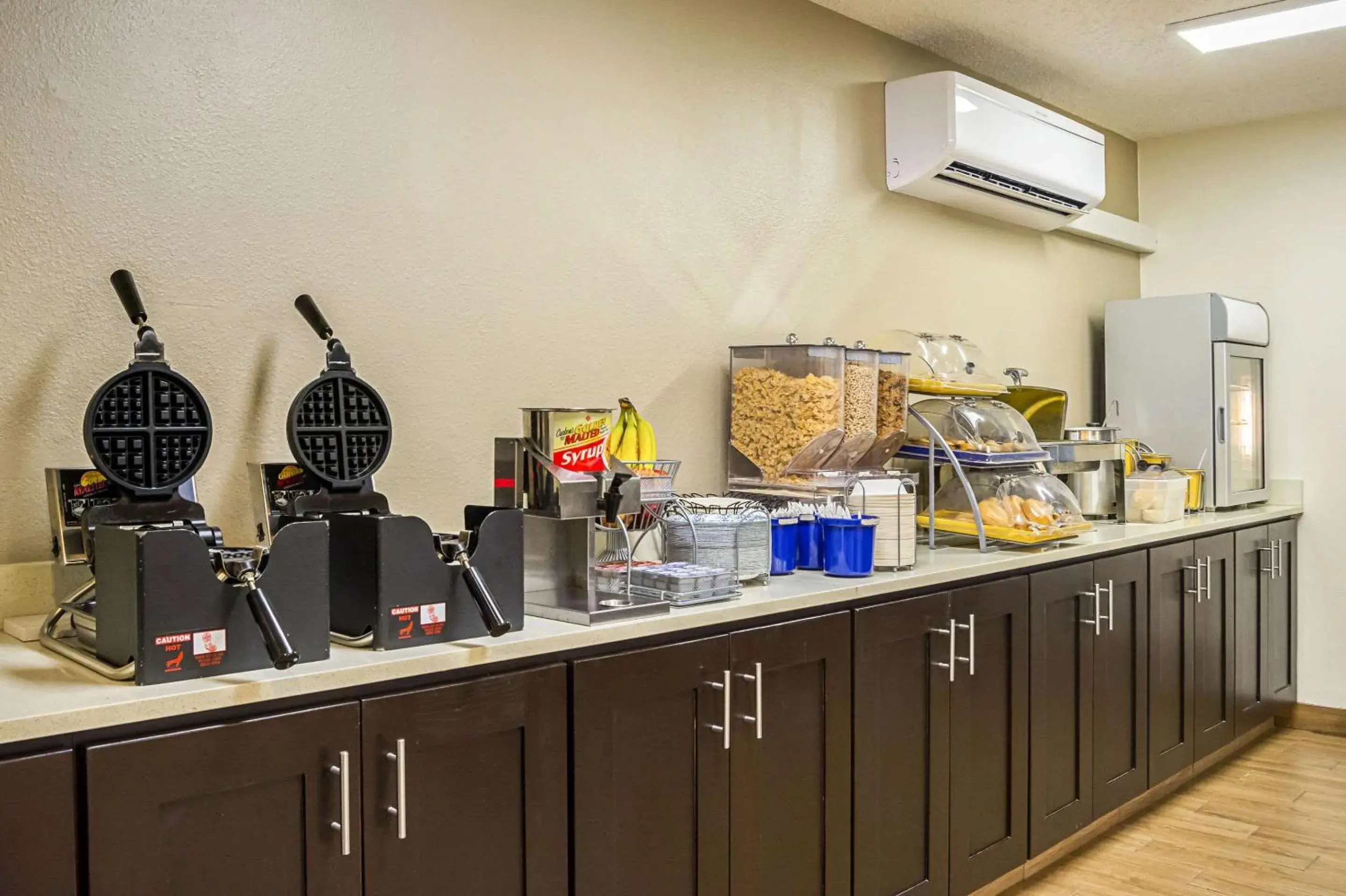 Restaurant/places to eat, Kitchen/Kitchenette in Quality Inn & Suites Clackamas - Portland