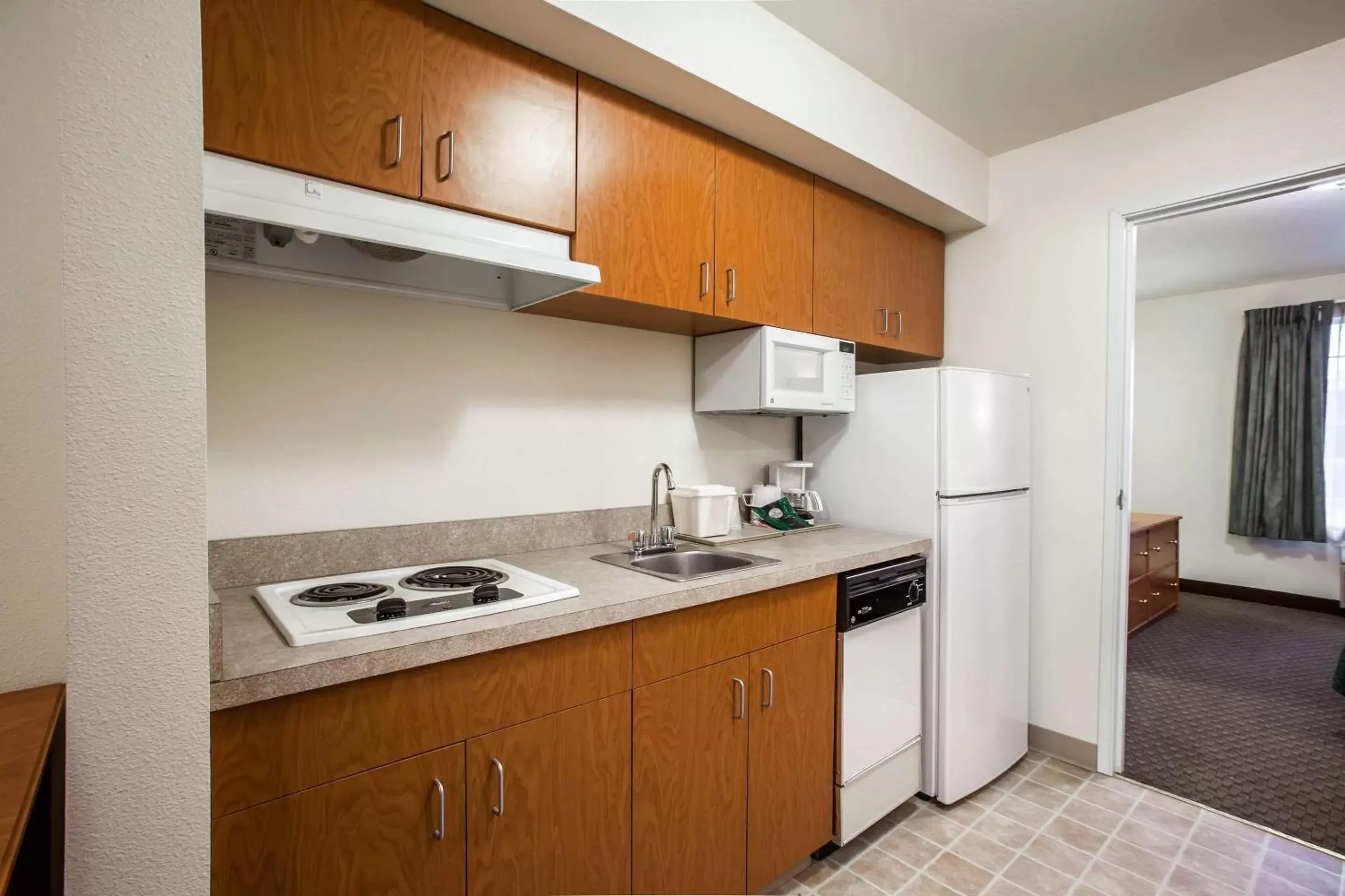 Bedroom, Kitchen/Kitchenette in Quality Inn & Suites Federal Way - Seattle