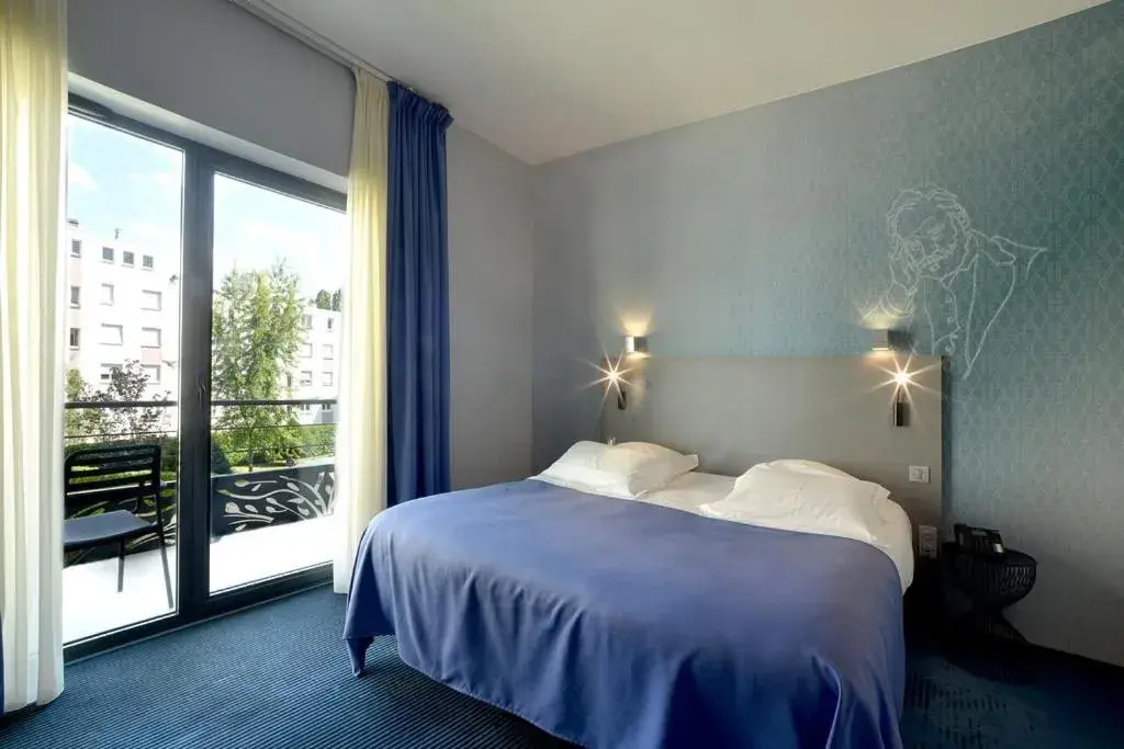 Bed in Hotel Victor Hugo & Spa