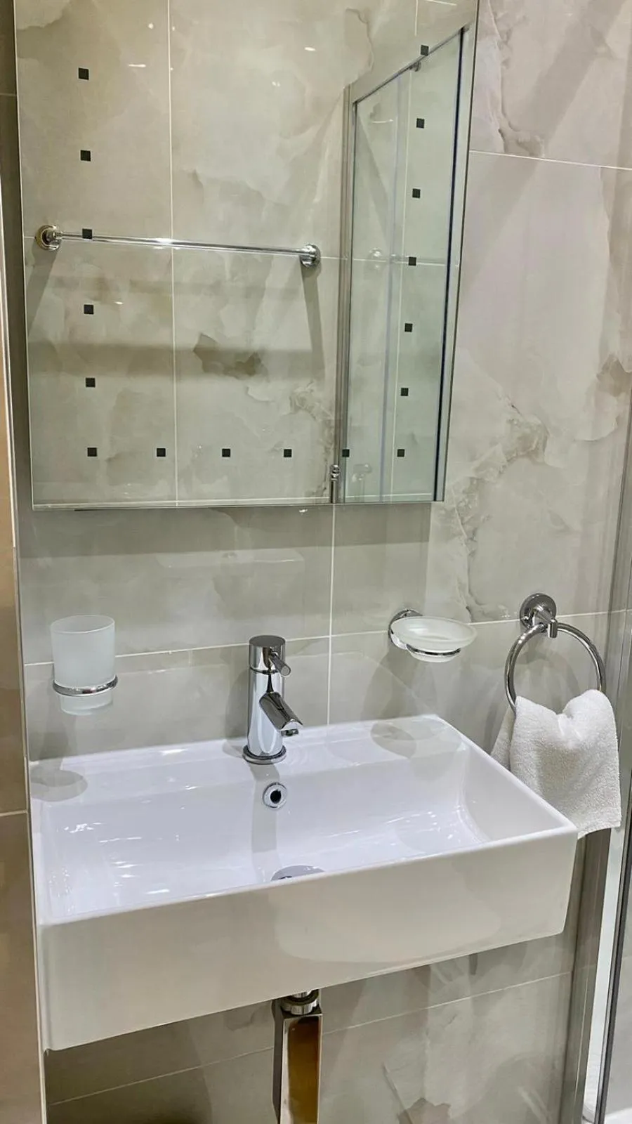 Shower in Classic Hyde Park Hotel