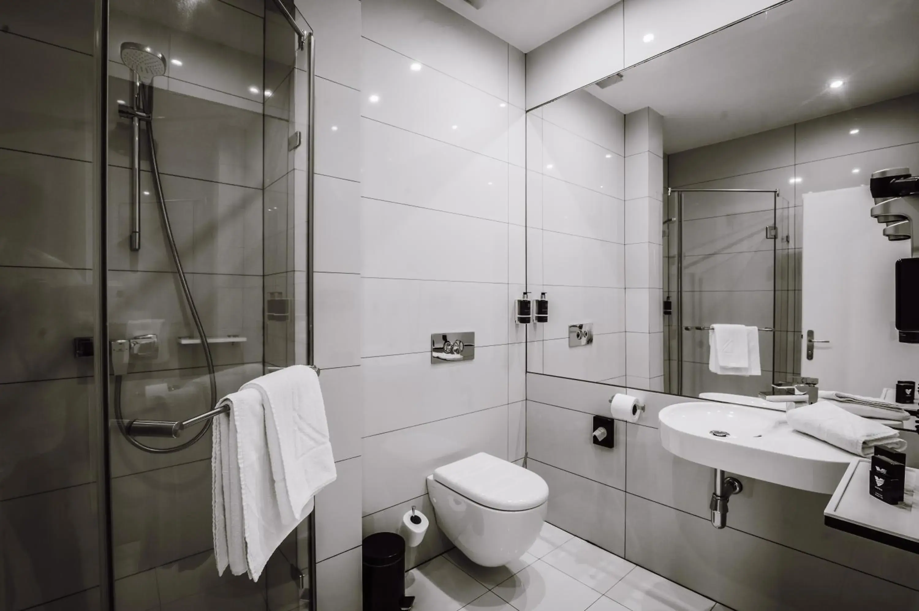 Bathroom in Plaza V Executive Hotel