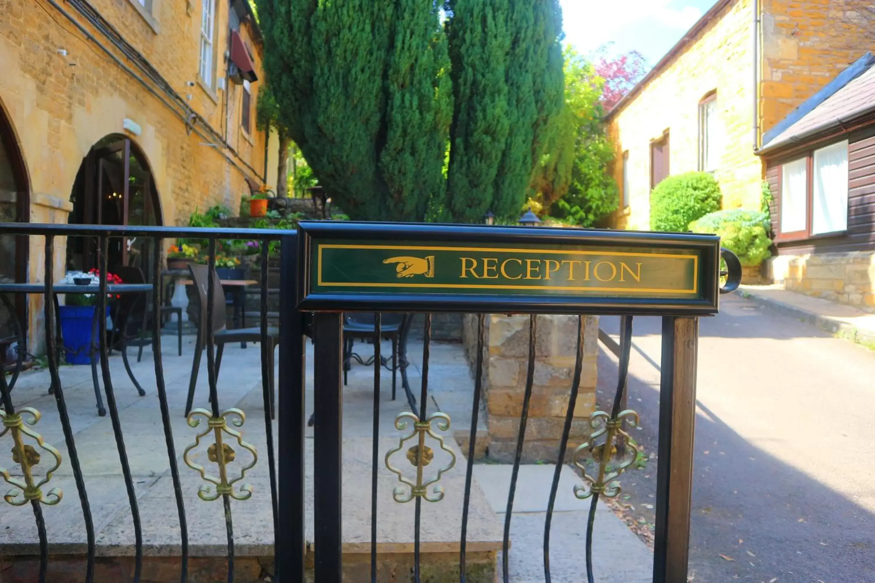 Facade/entrance in Crown Hotel Cotswold