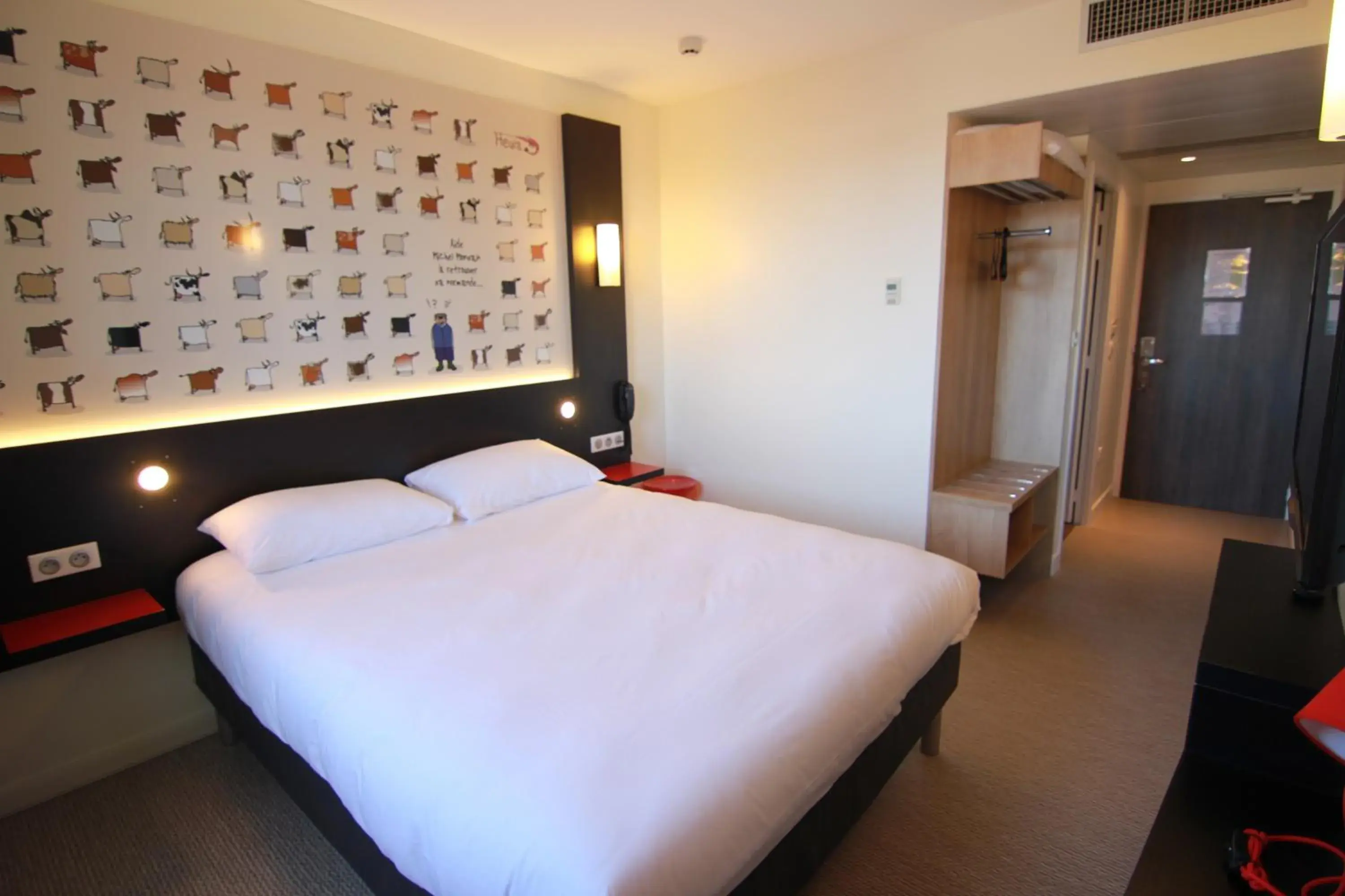 Photo of the whole room, Bed in ibis Styles Flers
