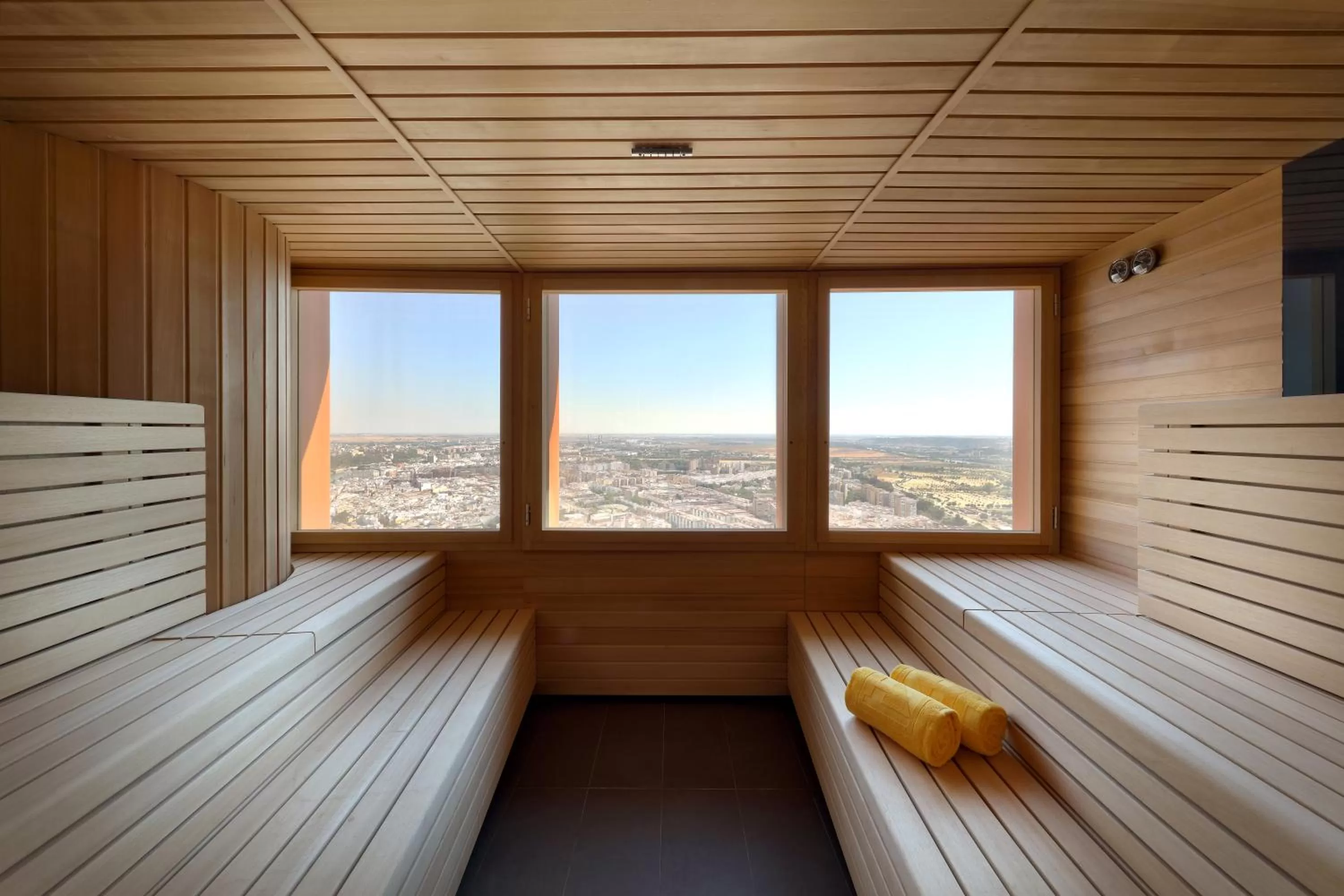 Sauna, Bed in Eurostars Torre Sevilla