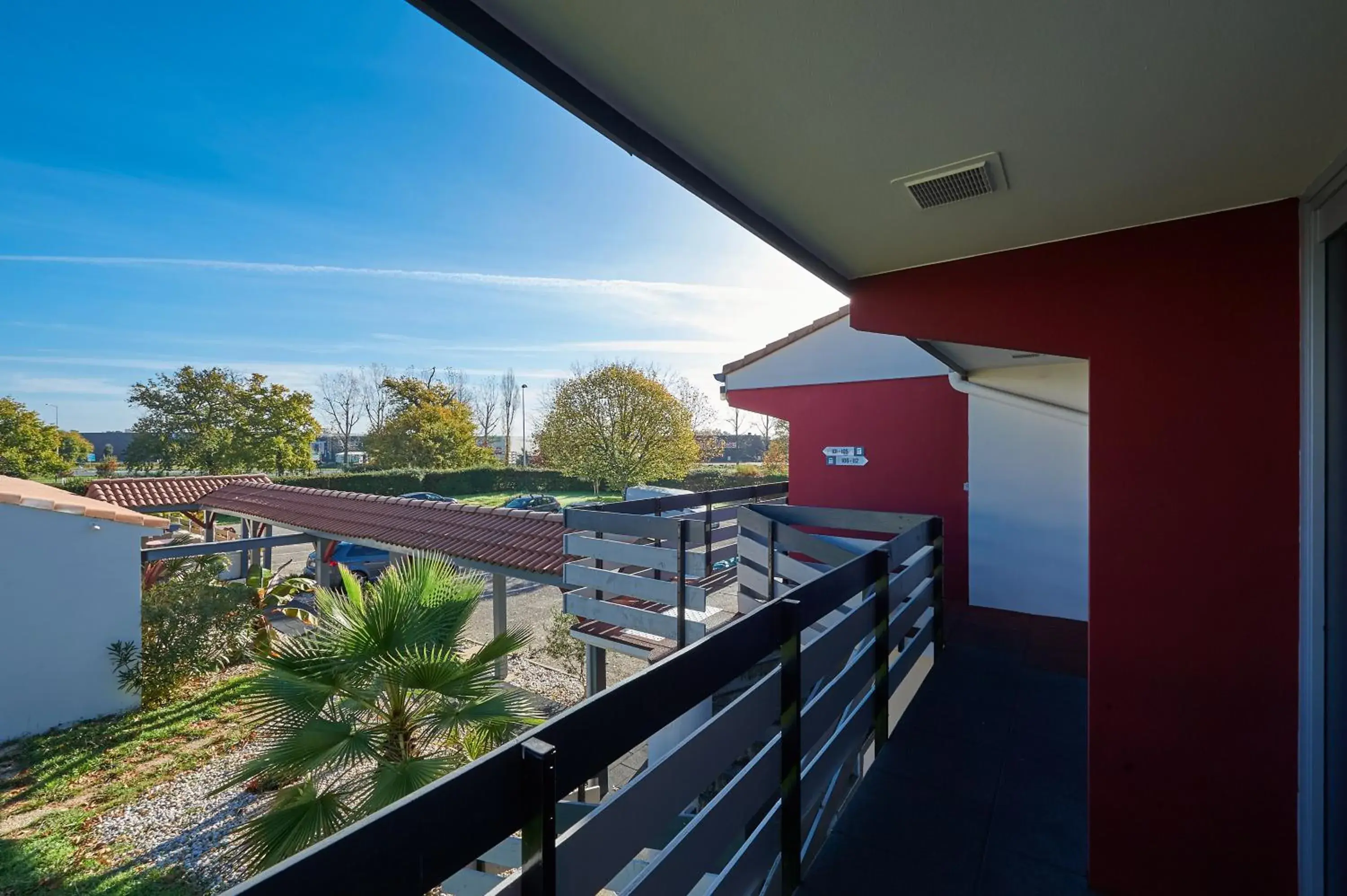 Property building, Balcony/Terrace in Kyriad Bordeaux - Merignac Aéroport