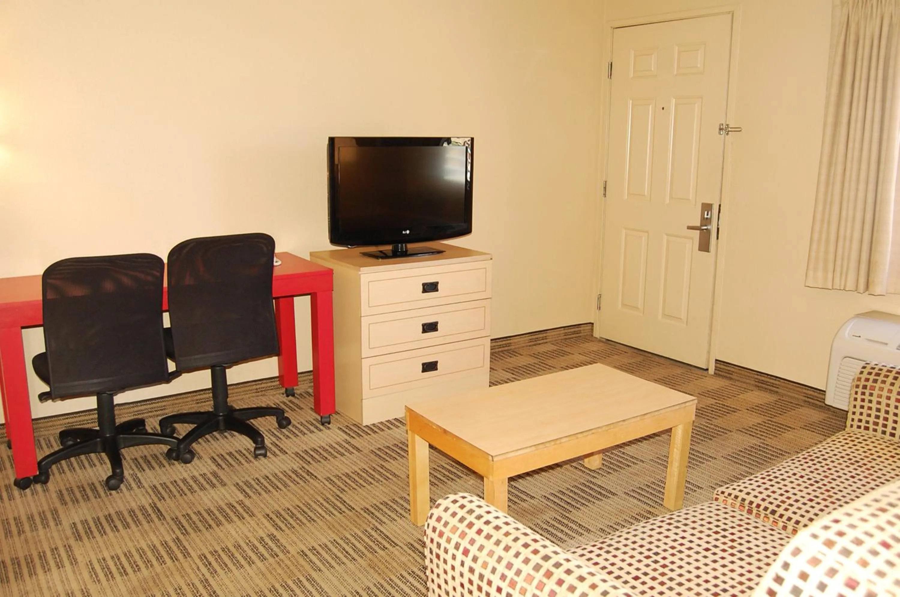 TV and multimedia in Extended Stay America Select Suites - Greensboro - Wendover Ave - Big Tree Way