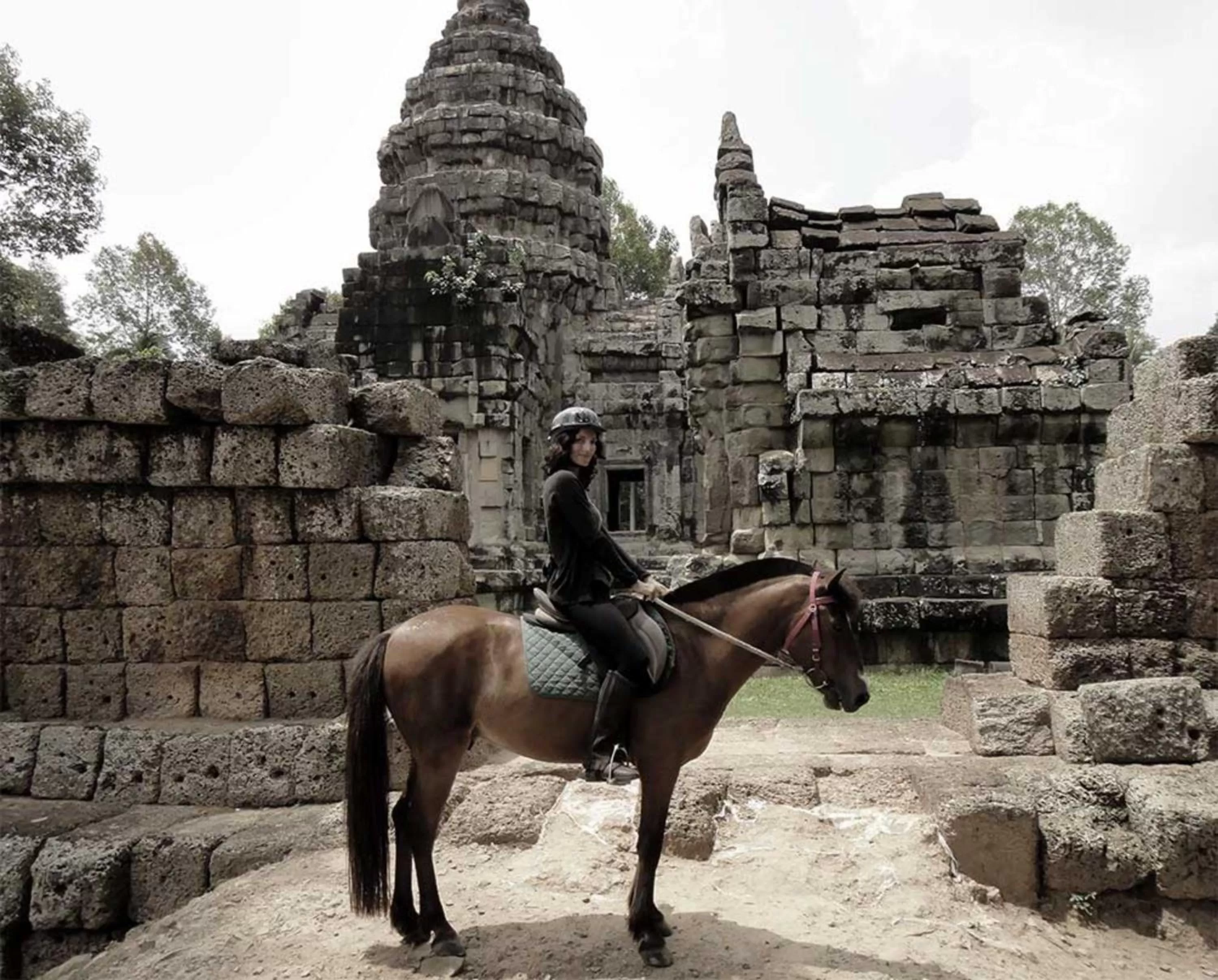 Horse-riding in La Palmeraie D'angkor