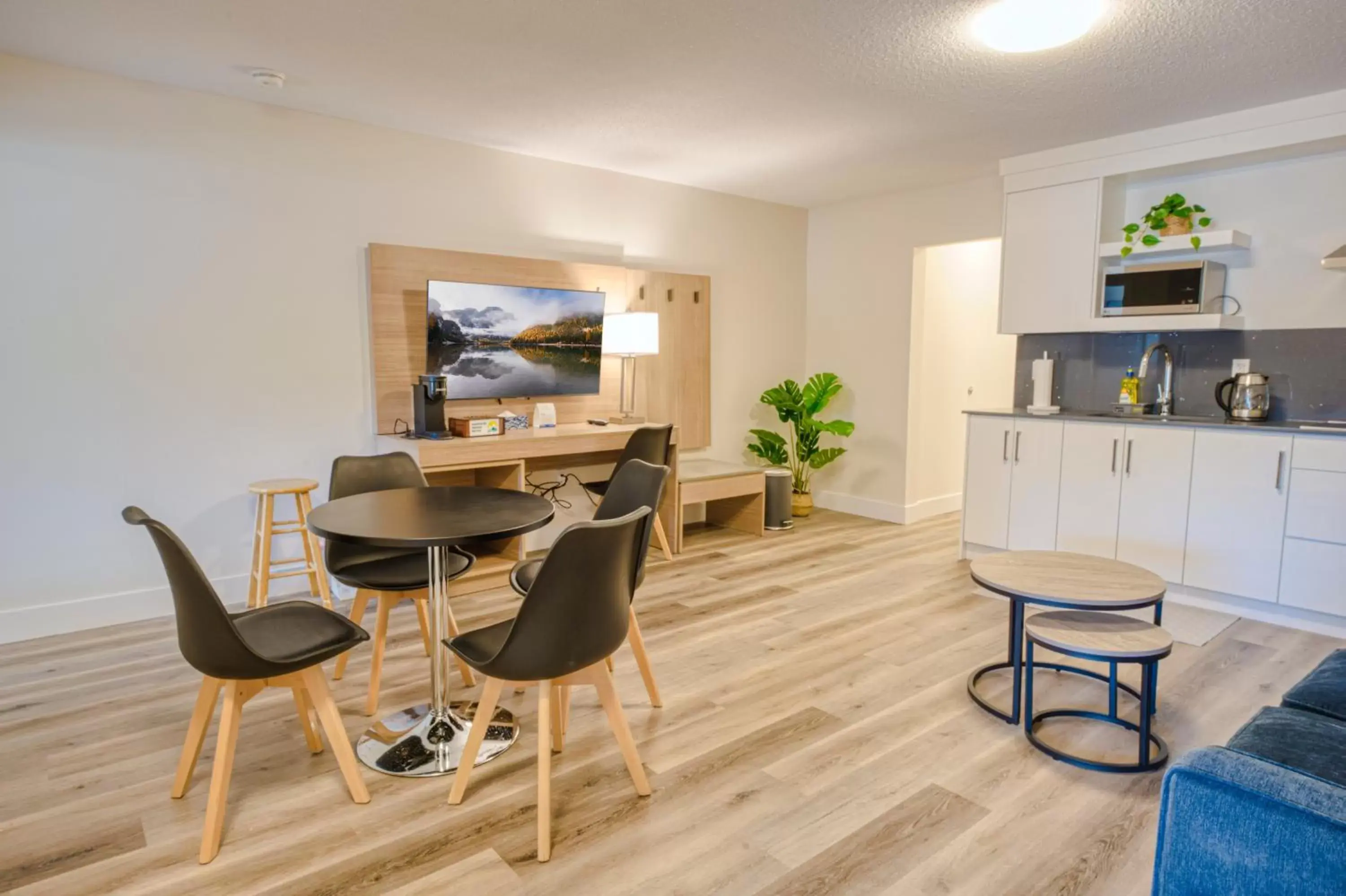 Dining Area in Harrison Grand Motel