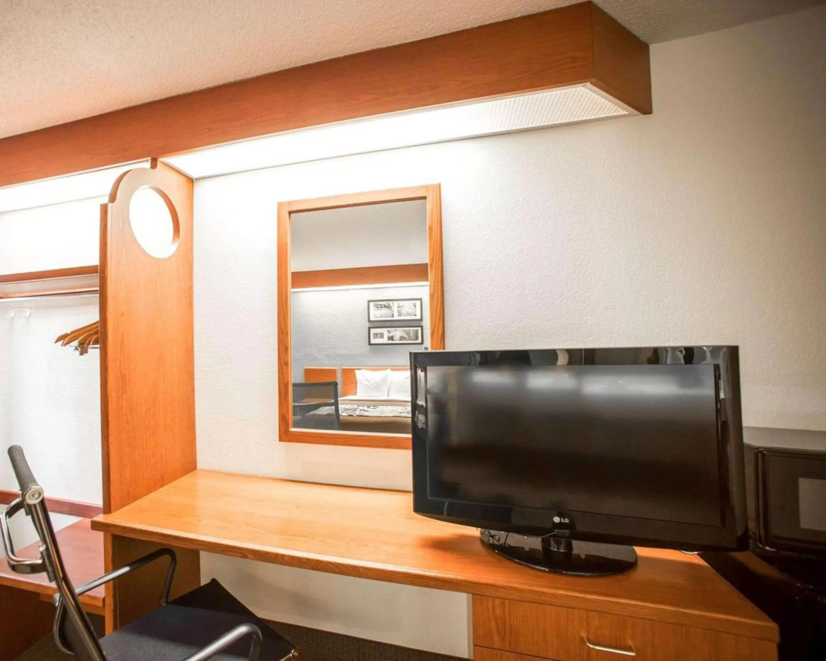 Photo of the whole room, TV/Entertainment Center in Sleep Inn Murfreesboro