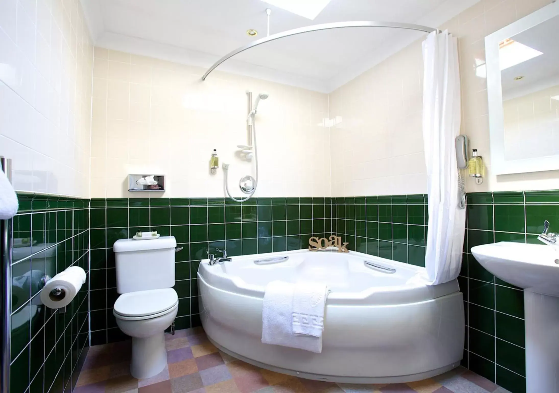 Bathroom in Maitlandfield House Hotel