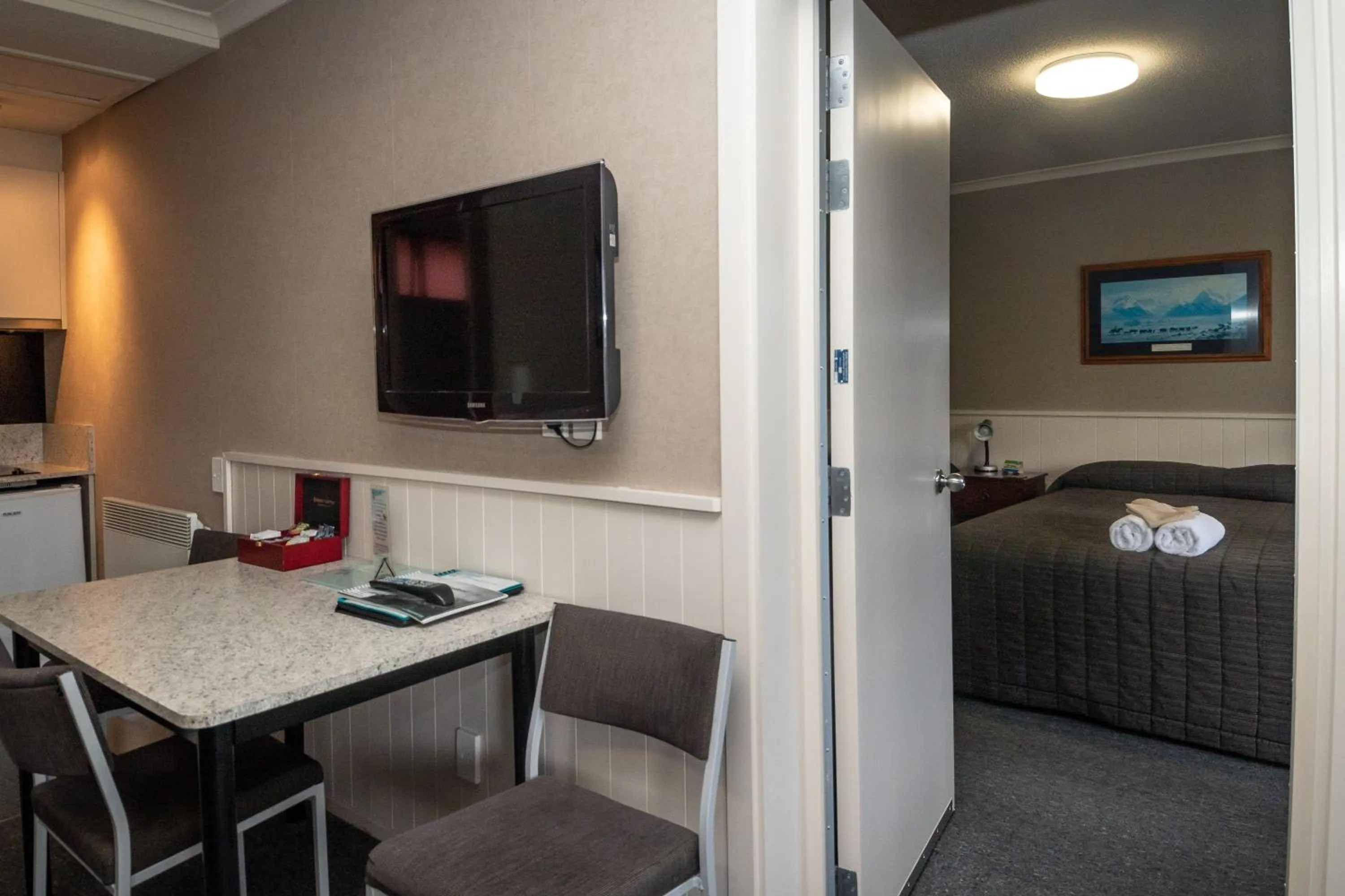 Living room in Te Anau Top 10 Holiday Park and Motels