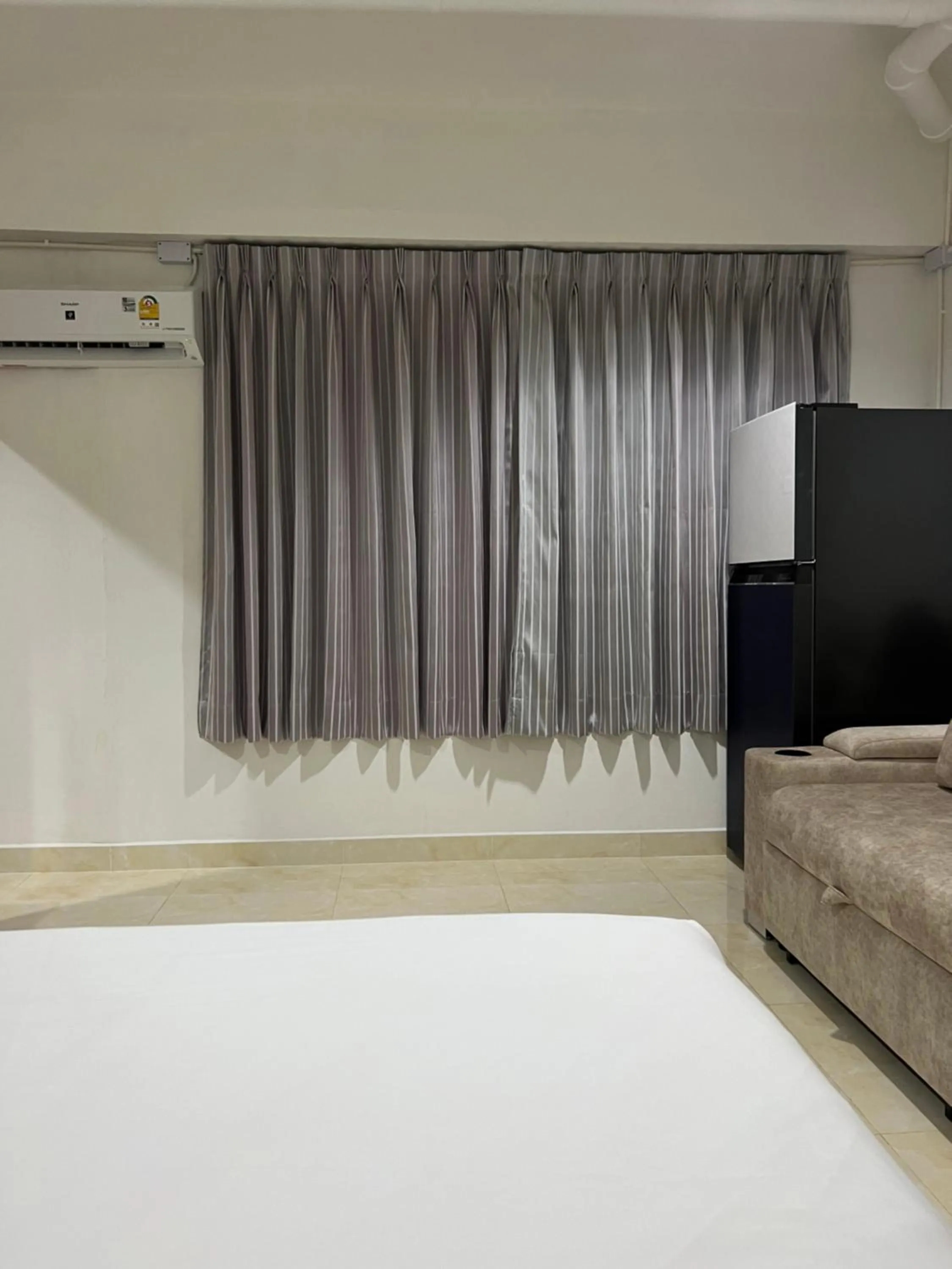 Seating area, Bed in Mall Suites Hotel