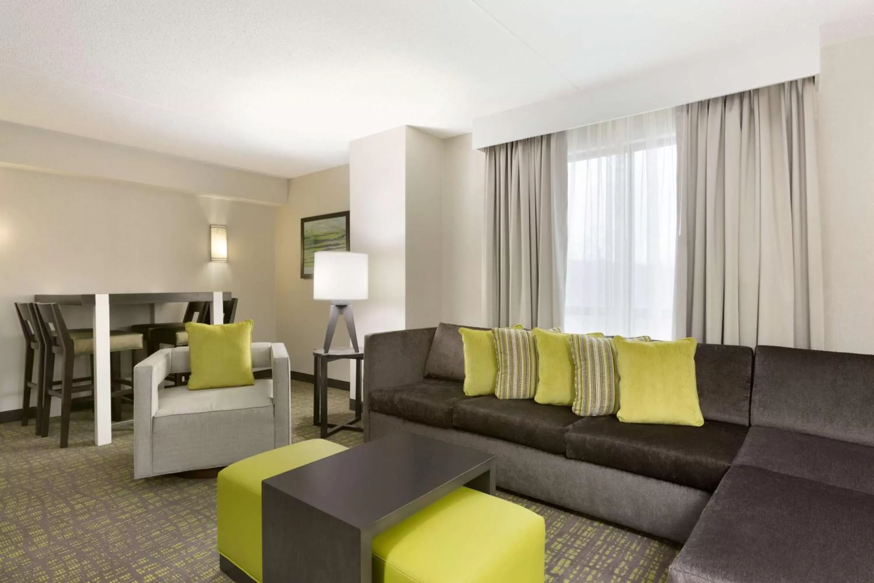 Bed, Seating Area in Embassy Suites Newark - Wilmington/South