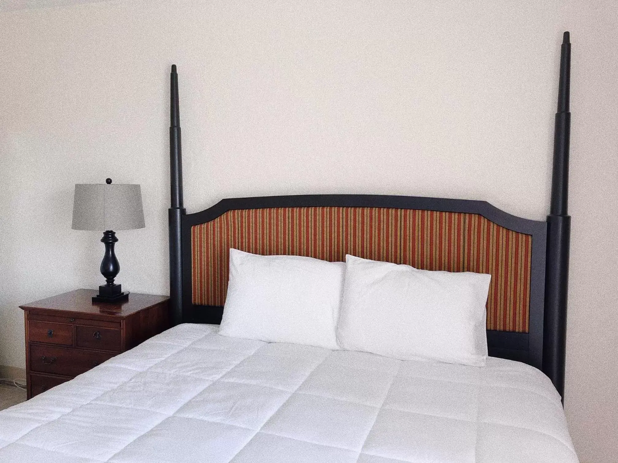 Standard King Studio in Hilo Reeds Bay Hotel Standard King Studio in Hilo Reeds Bay Hotel