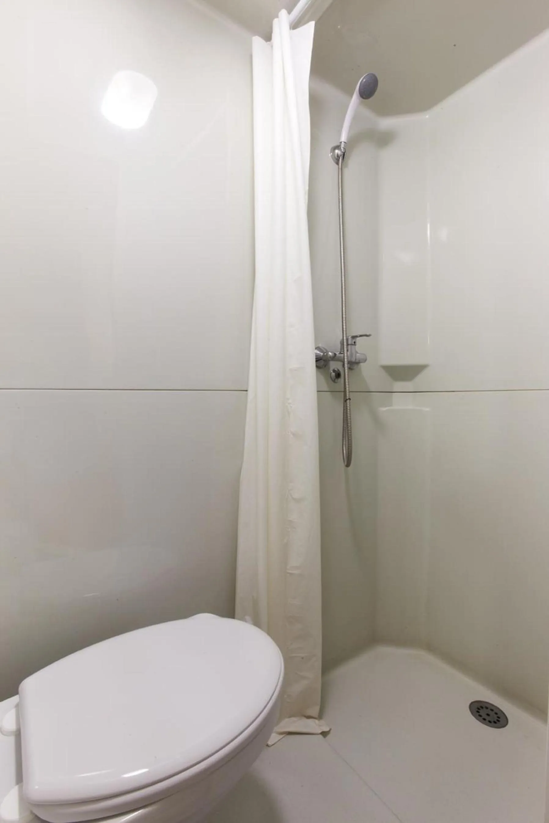 Toilet in Premiere Classe Avignon Courtine Gare TGV