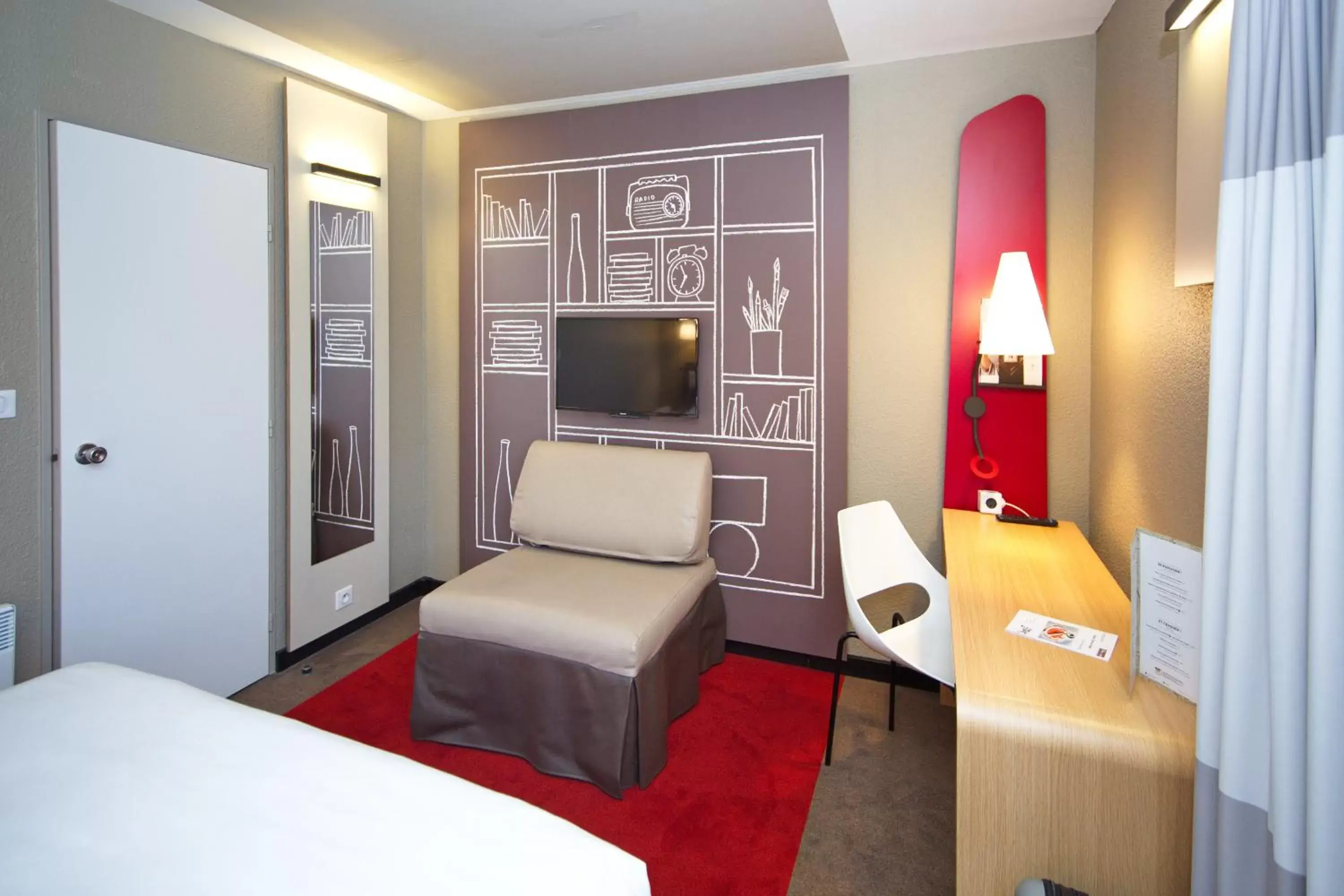 Bed, Seating Area in ibis La Baule Pornichet Plage