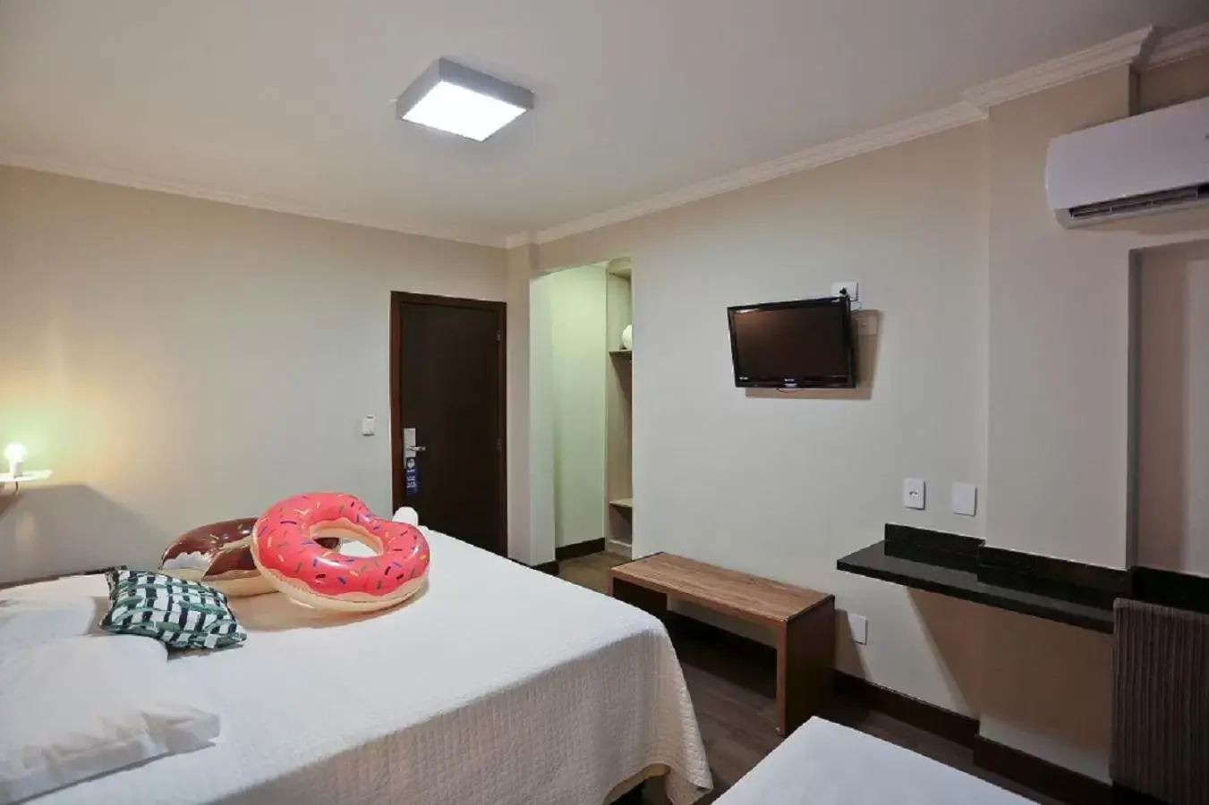 Bed, TV/Entertainment Center in Sandri City Hotel