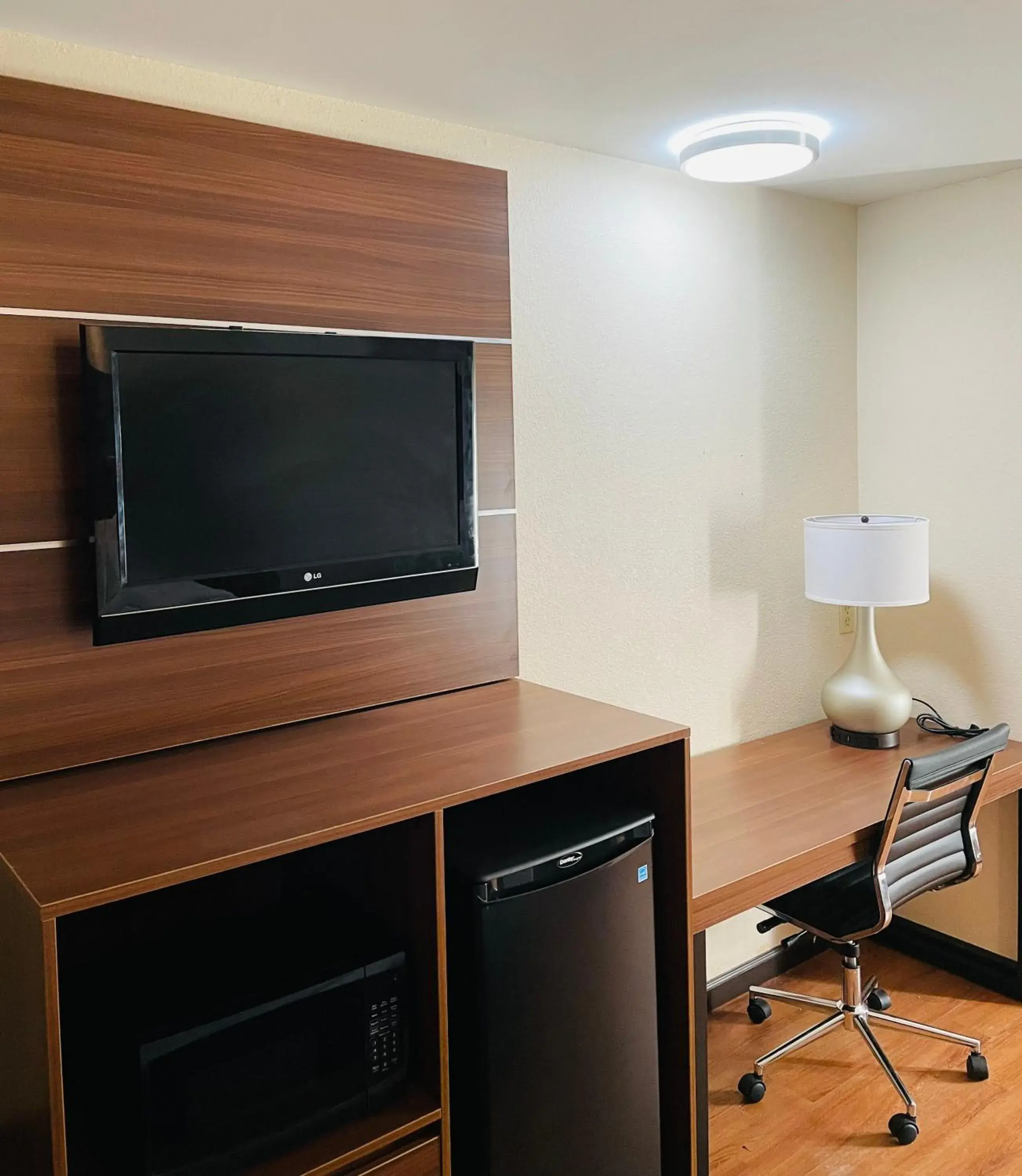 TV and multimedia, TV/Entertainment Center in Quality Inn & Suites Fort Gordon