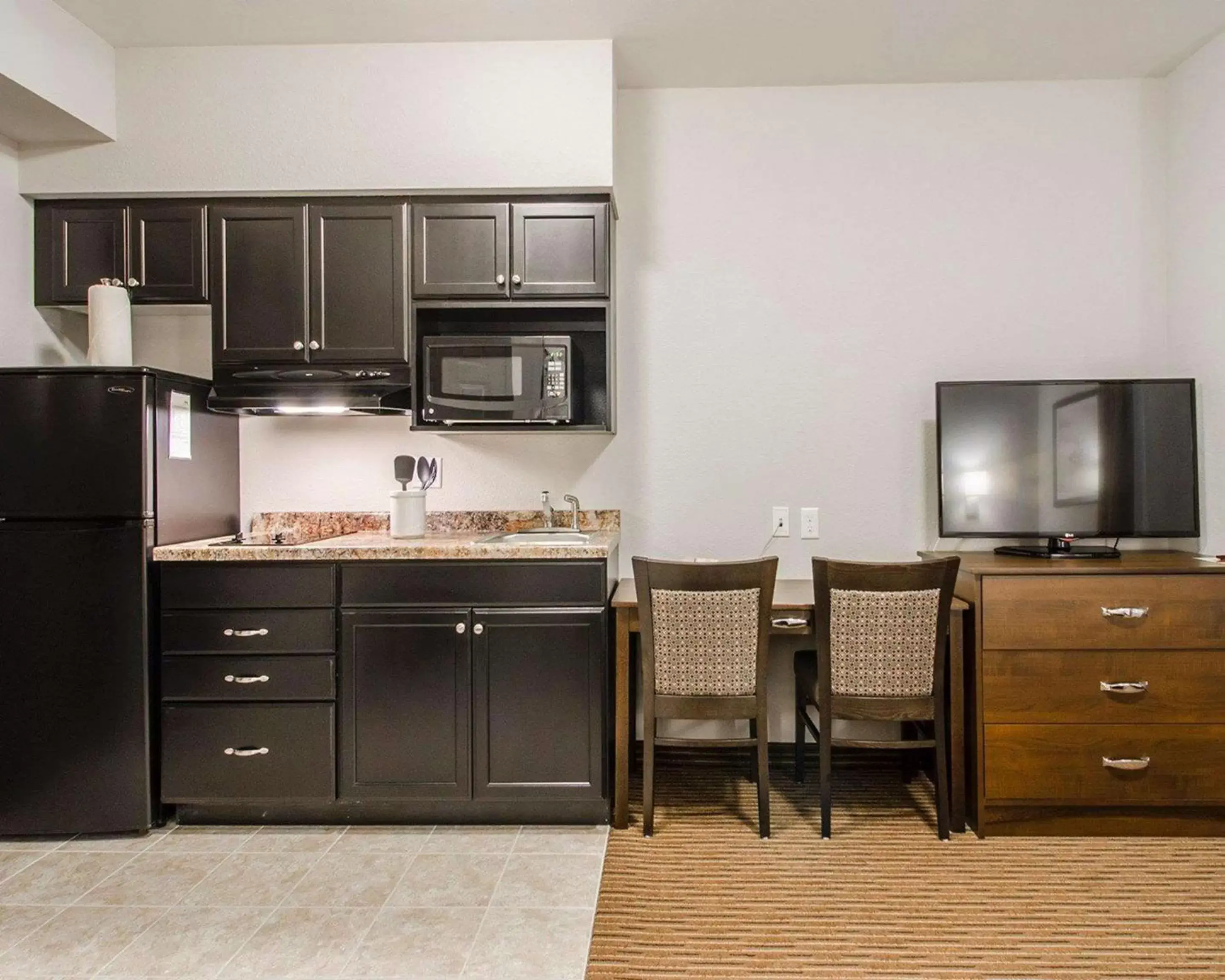 Photo of the whole room, Kitchen/Kitchenette in Quality Inn and Suites