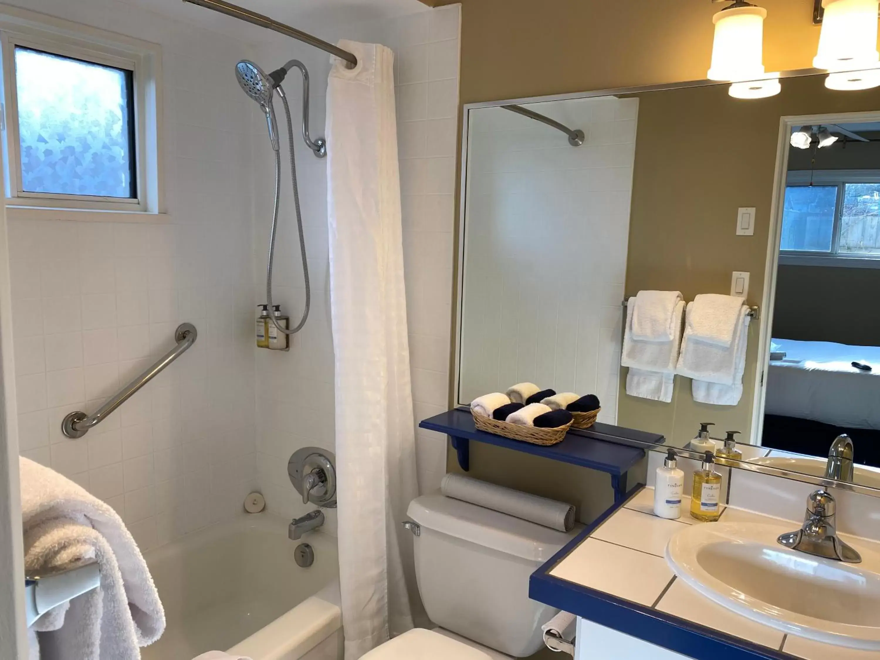 Shower, Bathroom in Buccaneer Inn