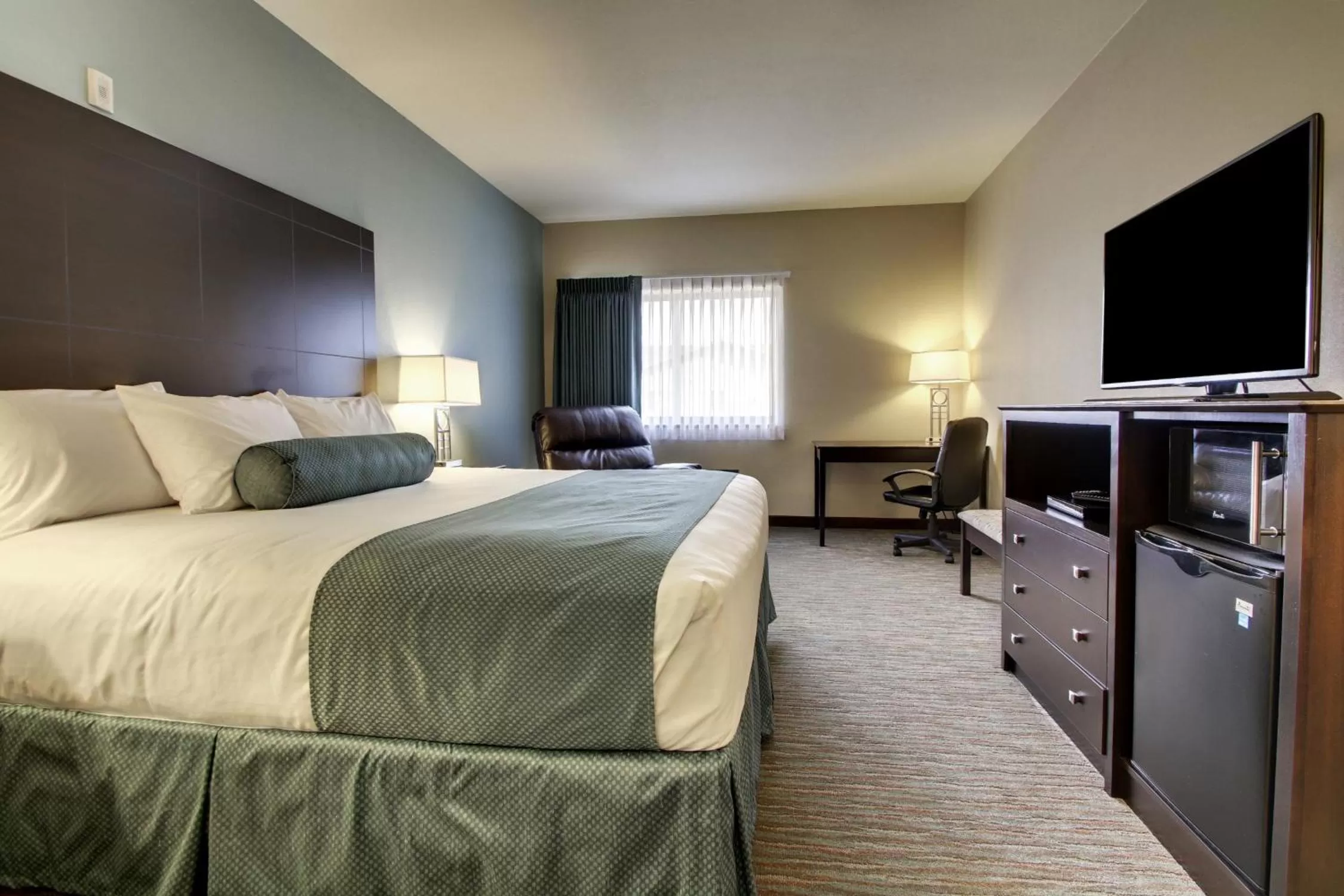 Photo of the whole room, Bed in Cobblestone Inn & Suites - Fort Dodge