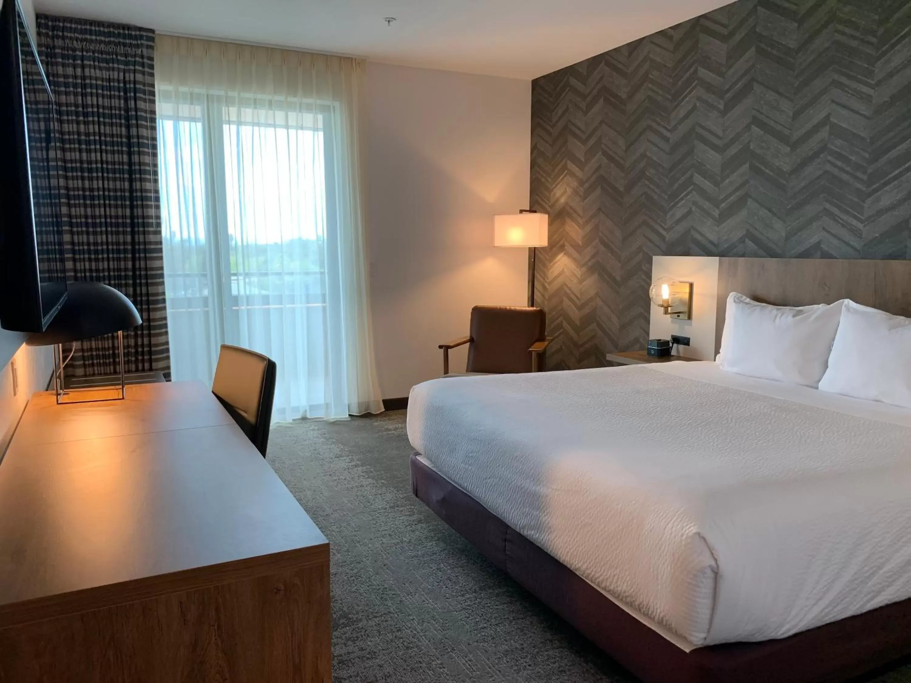 Bedroom, Bed in La Quinta Inn & Suites by Wyndham Santa Rosa Sonoma