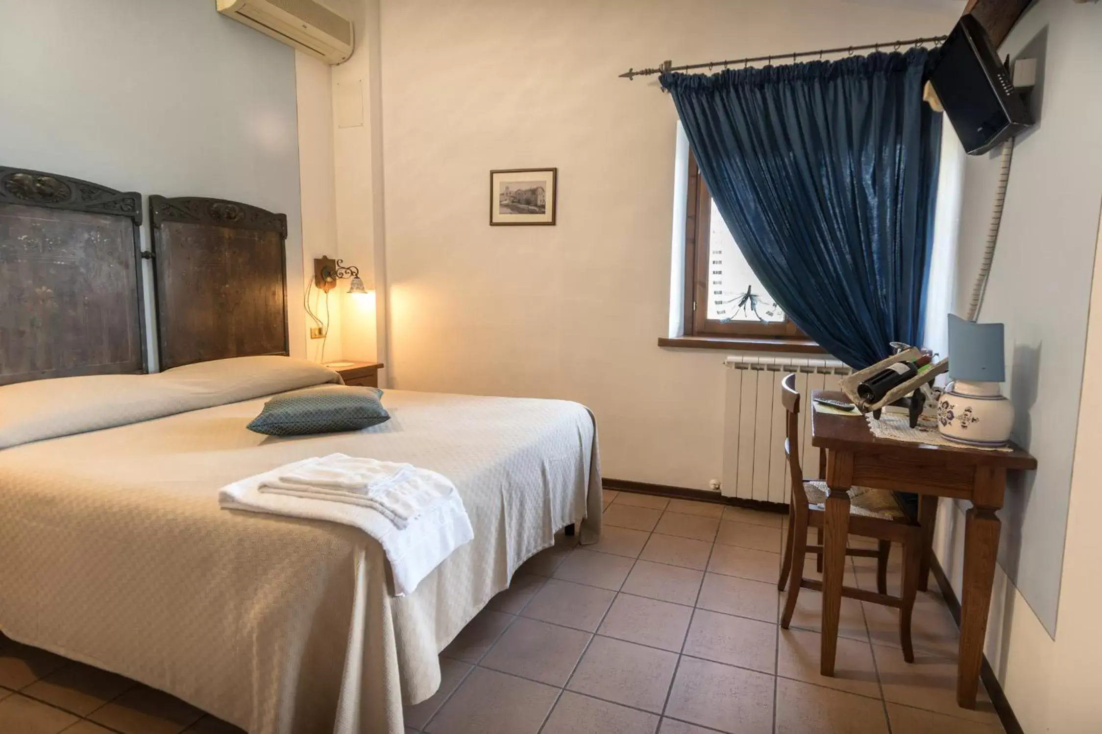 Photo of the whole room, Bed in La Piaggia