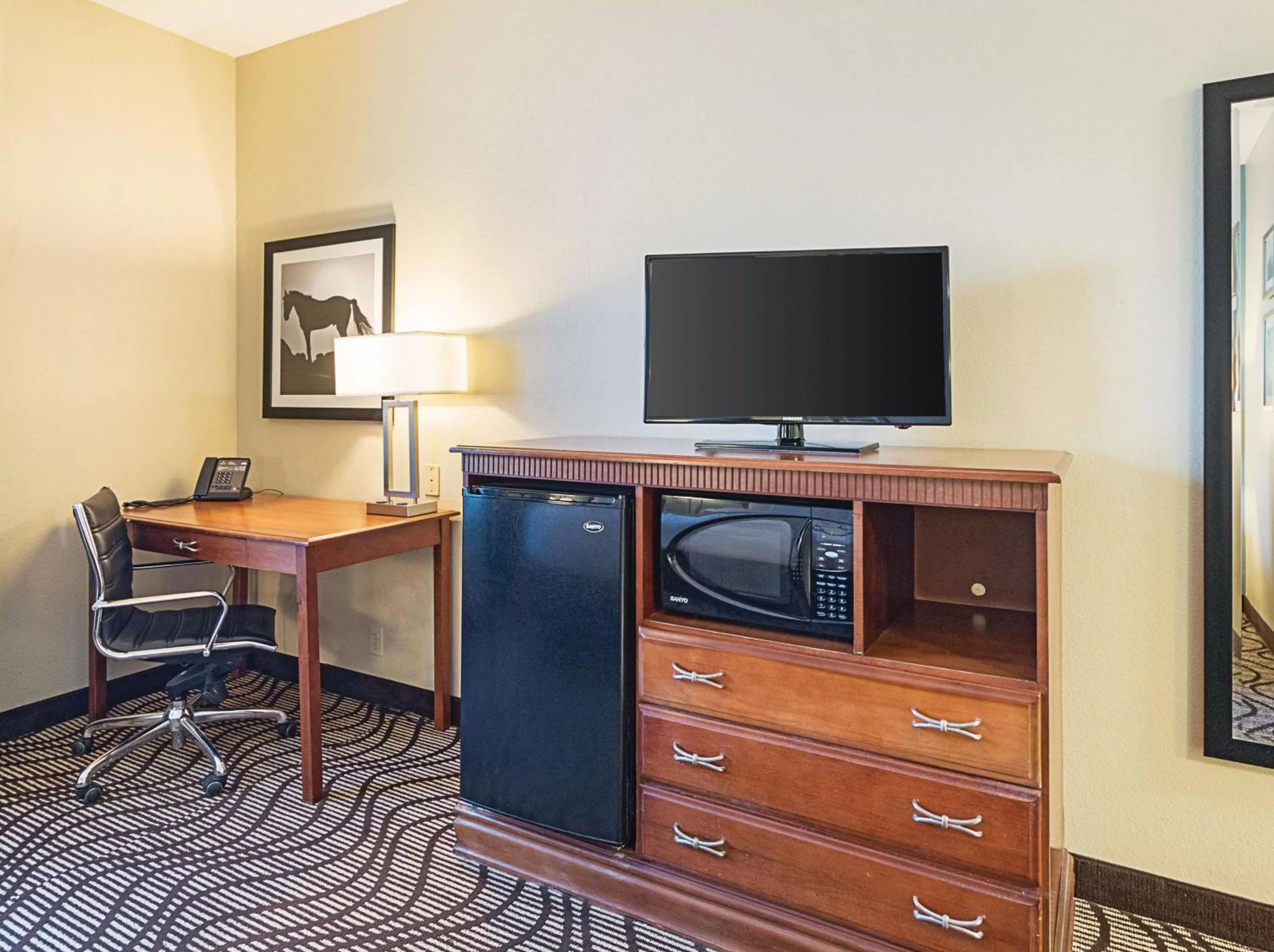 Photo of the whole room in La Quinta by Wyndham Mathis