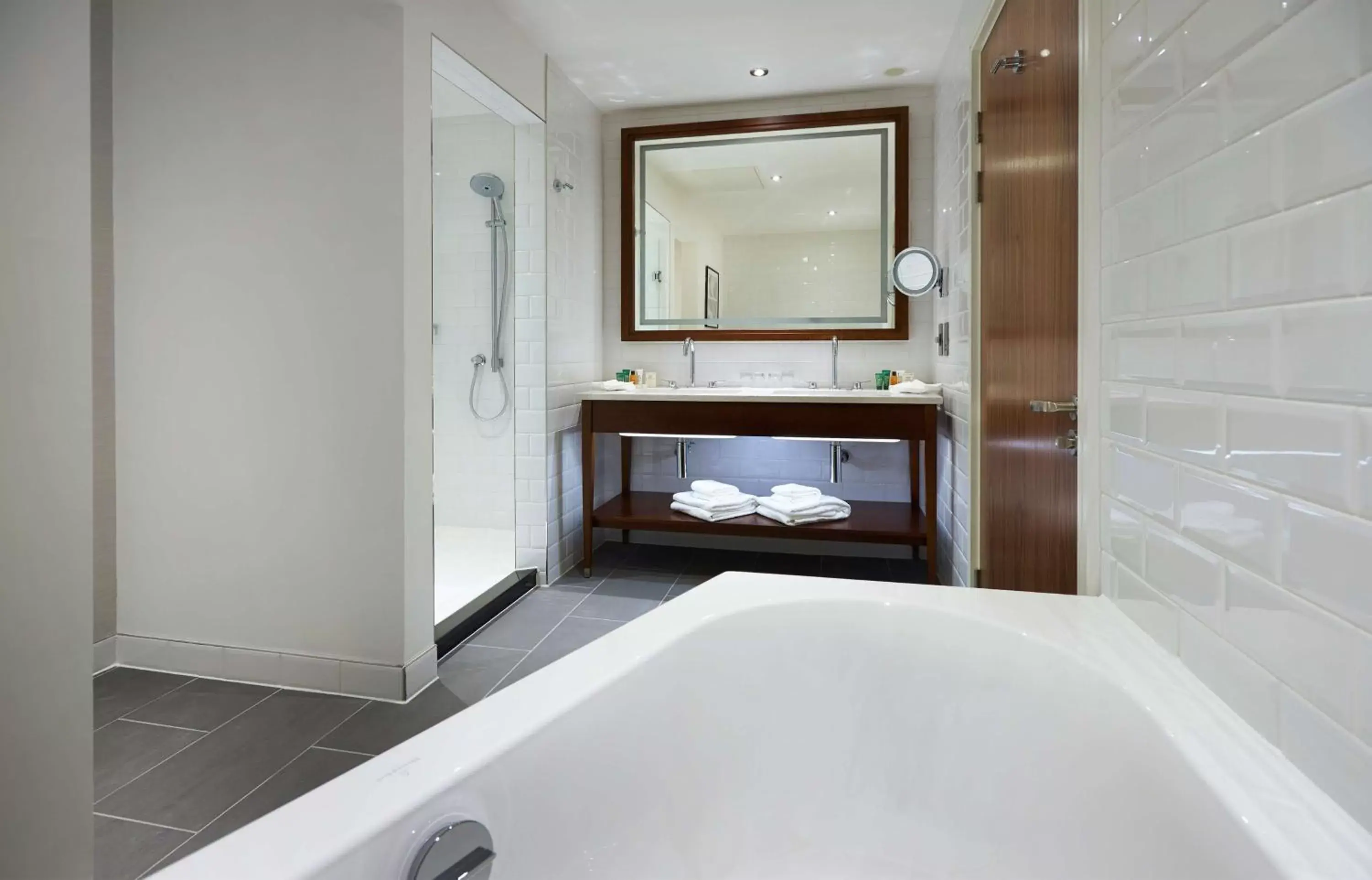 Bathroom, Bed in Hilton Southampton - Utilita Bowl Bathroom, Bed in Hilton Southampton - Utilita Bowl