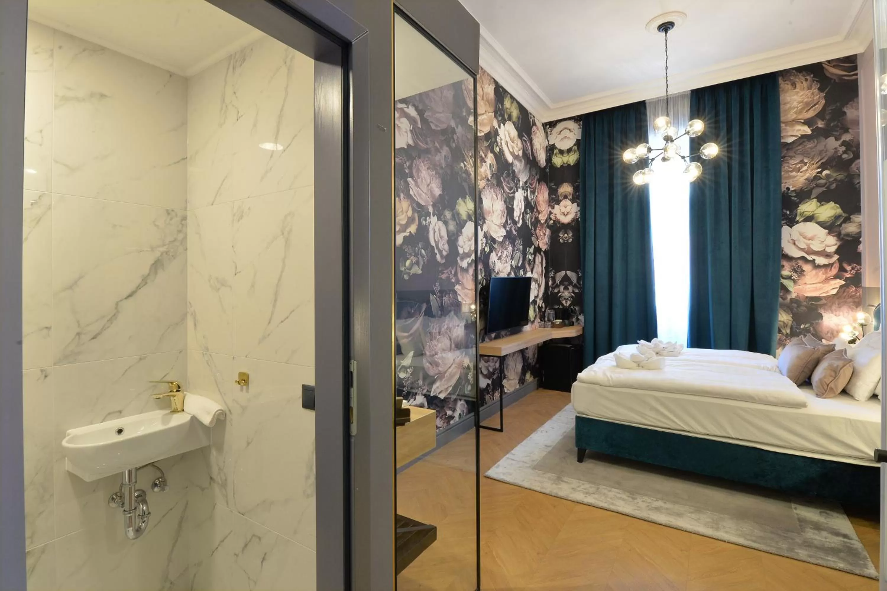 Photo of the whole room, Bed in 1552 Boutique Hotel