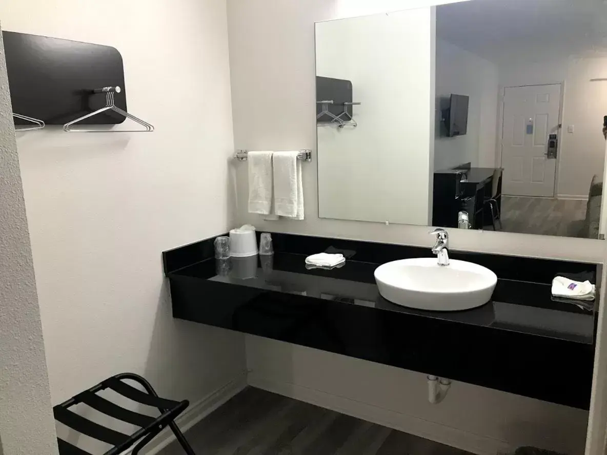 Bathroom in Motel 6-Metropolis, IL