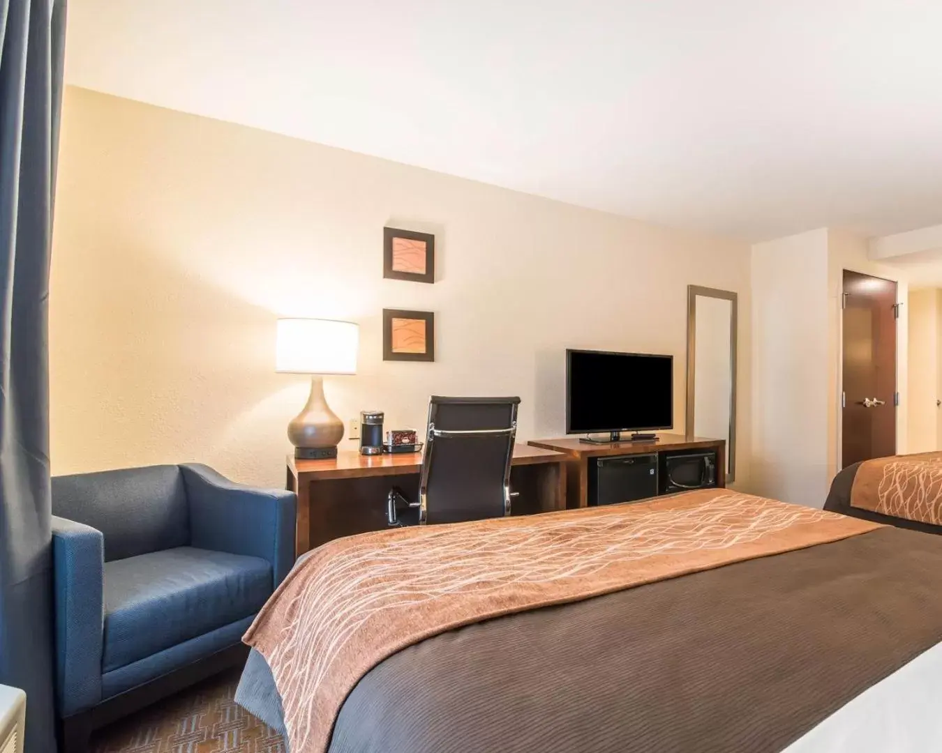 Bed in Comfort Inn & Suites Brattleboro I-91