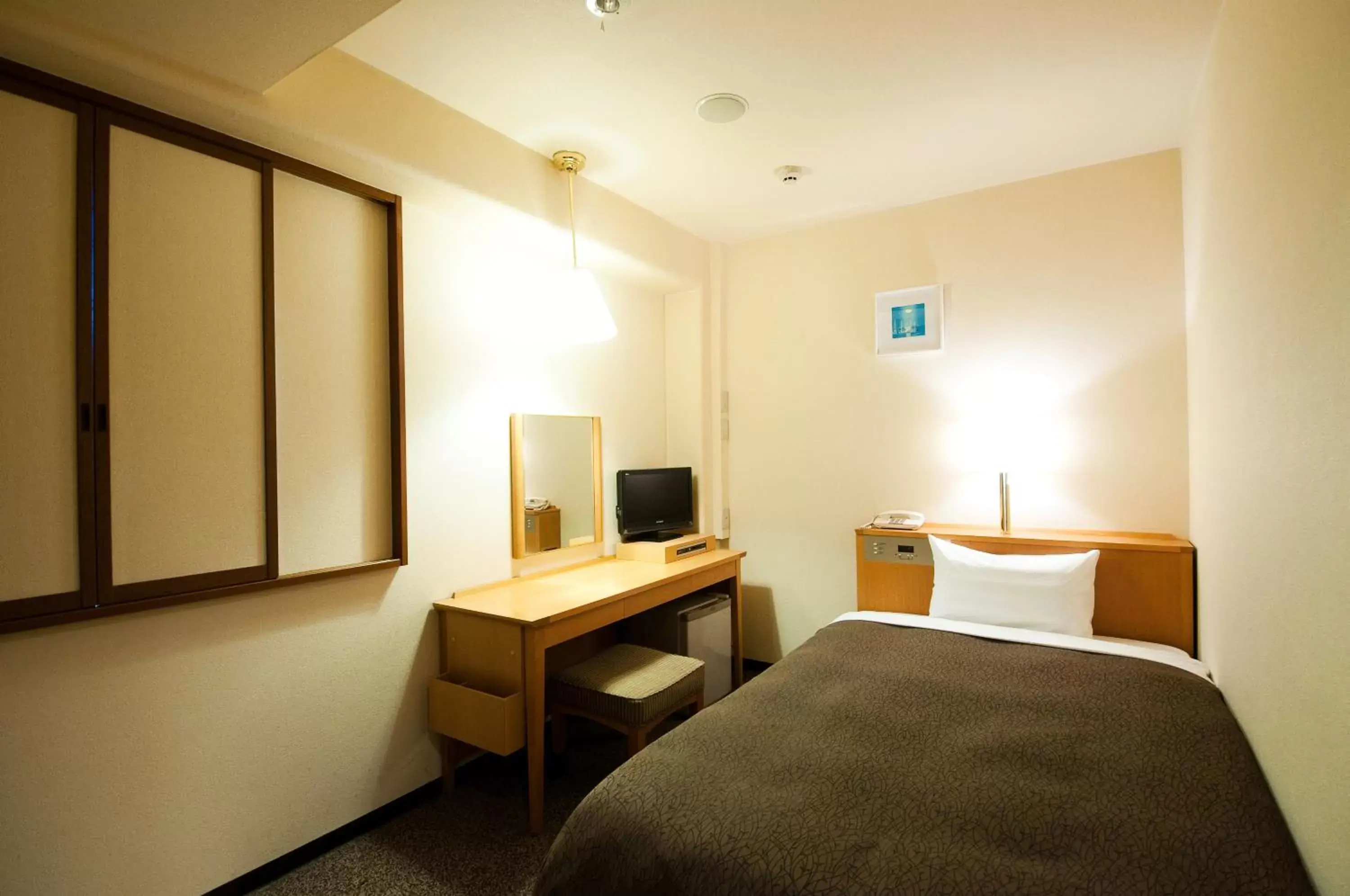 Bedroom, Bed in Smile Hotel Shizuoka