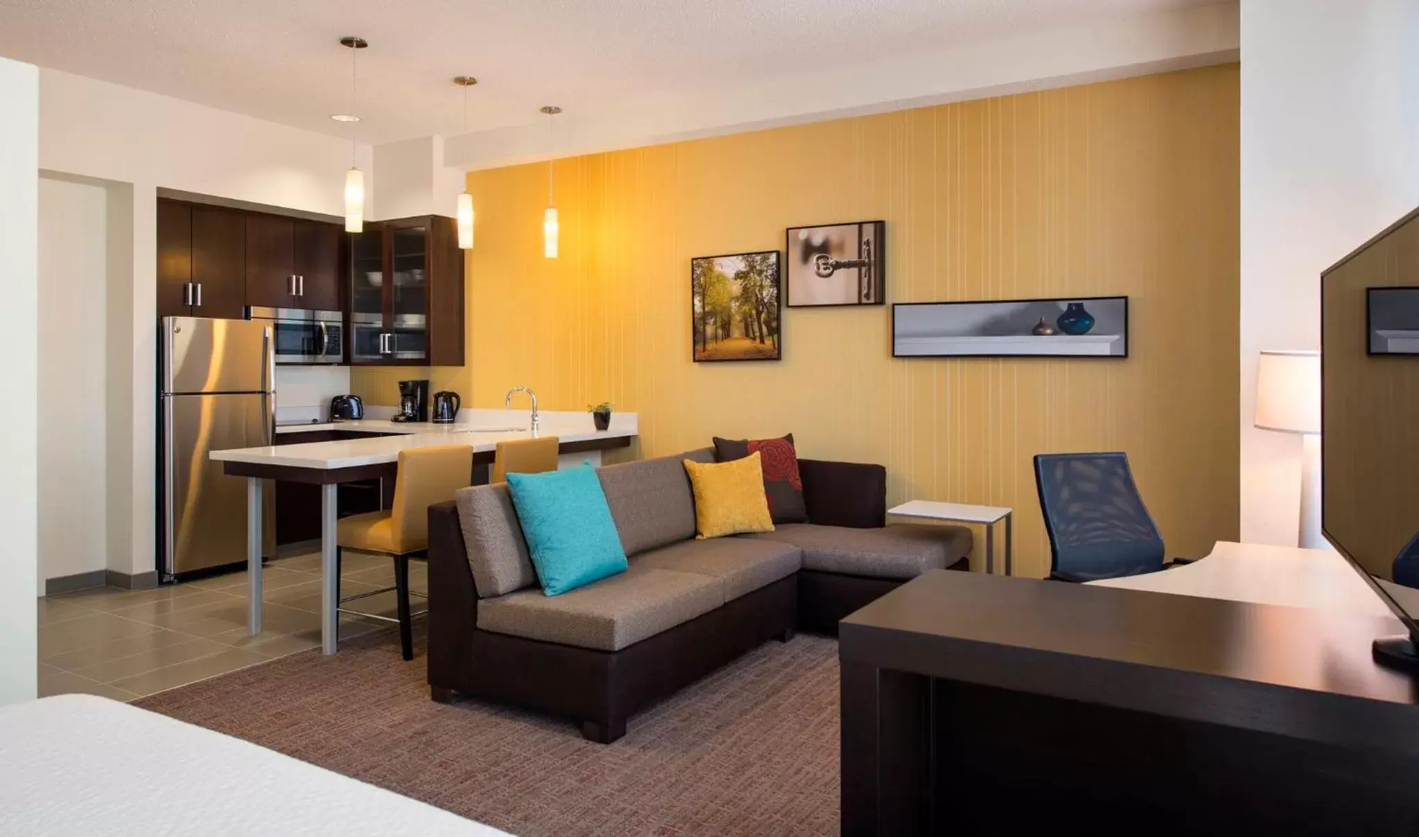Photo of the whole room, Seating Area in Residence Inn by Marriott Calgary South