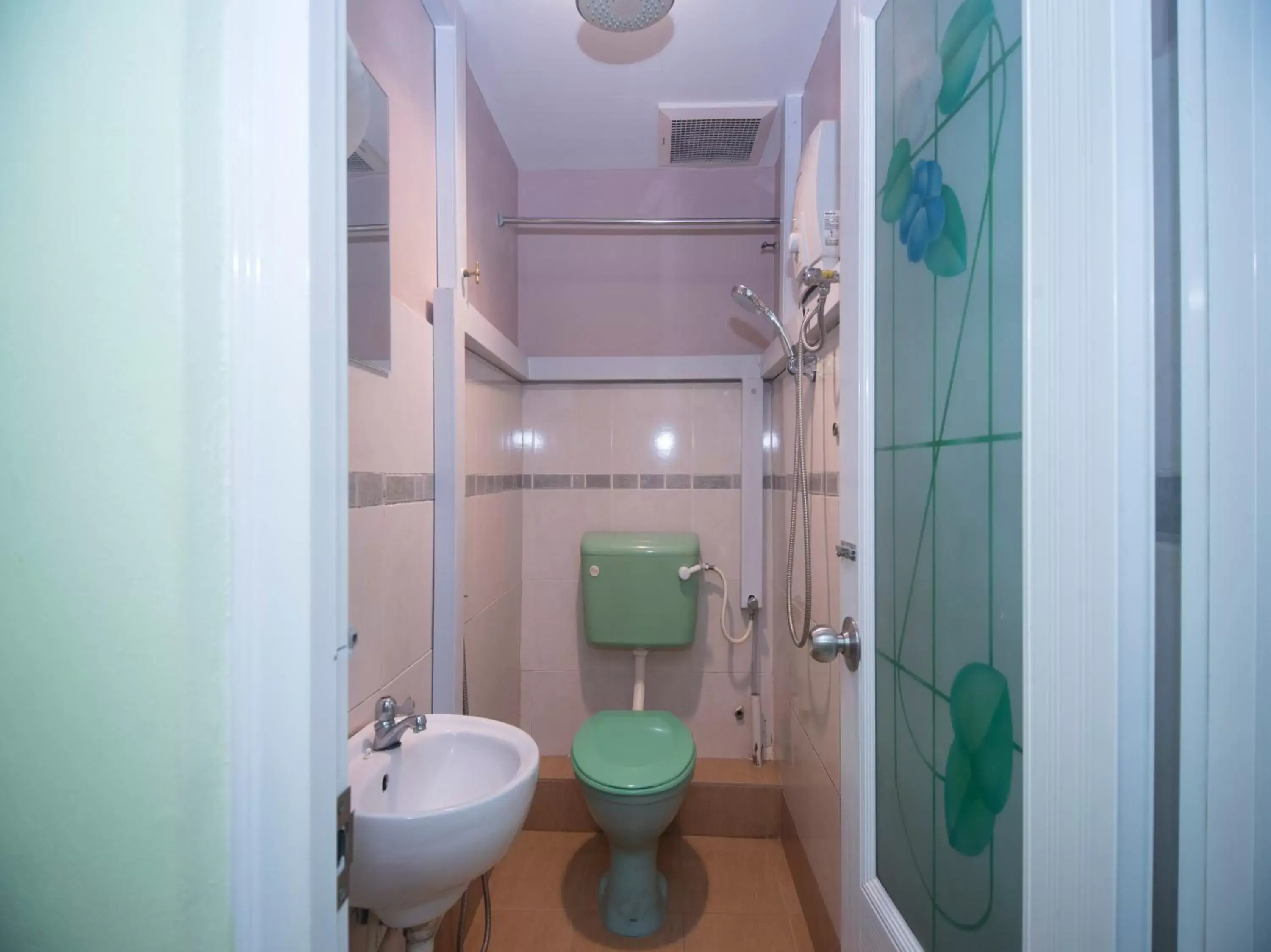 Bathroom in OYO 44016 Rafik Ali Motel