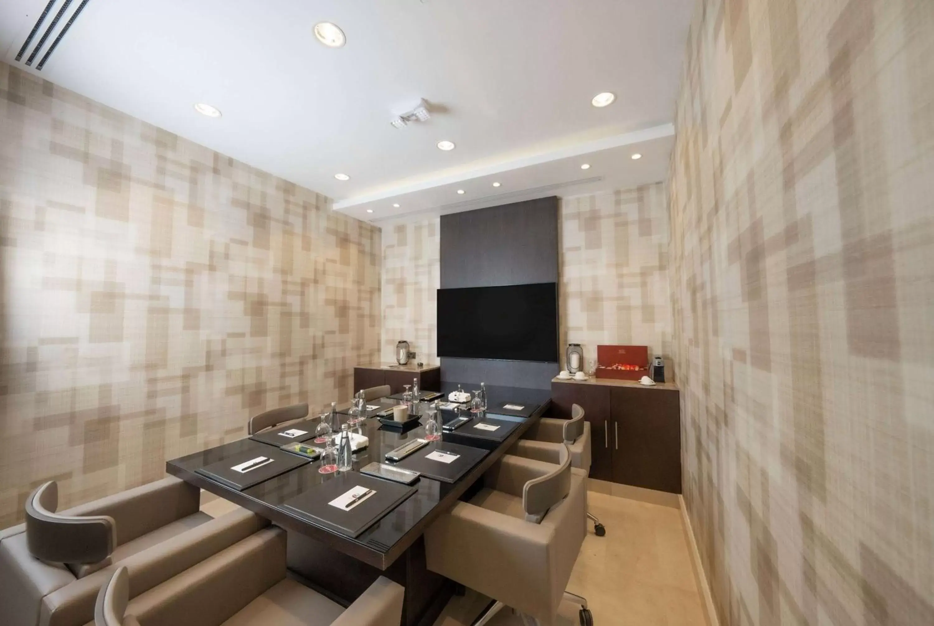 Meeting/conference room, Restaurant/Places to Eat in Ramada Encore Doha by Wyndham