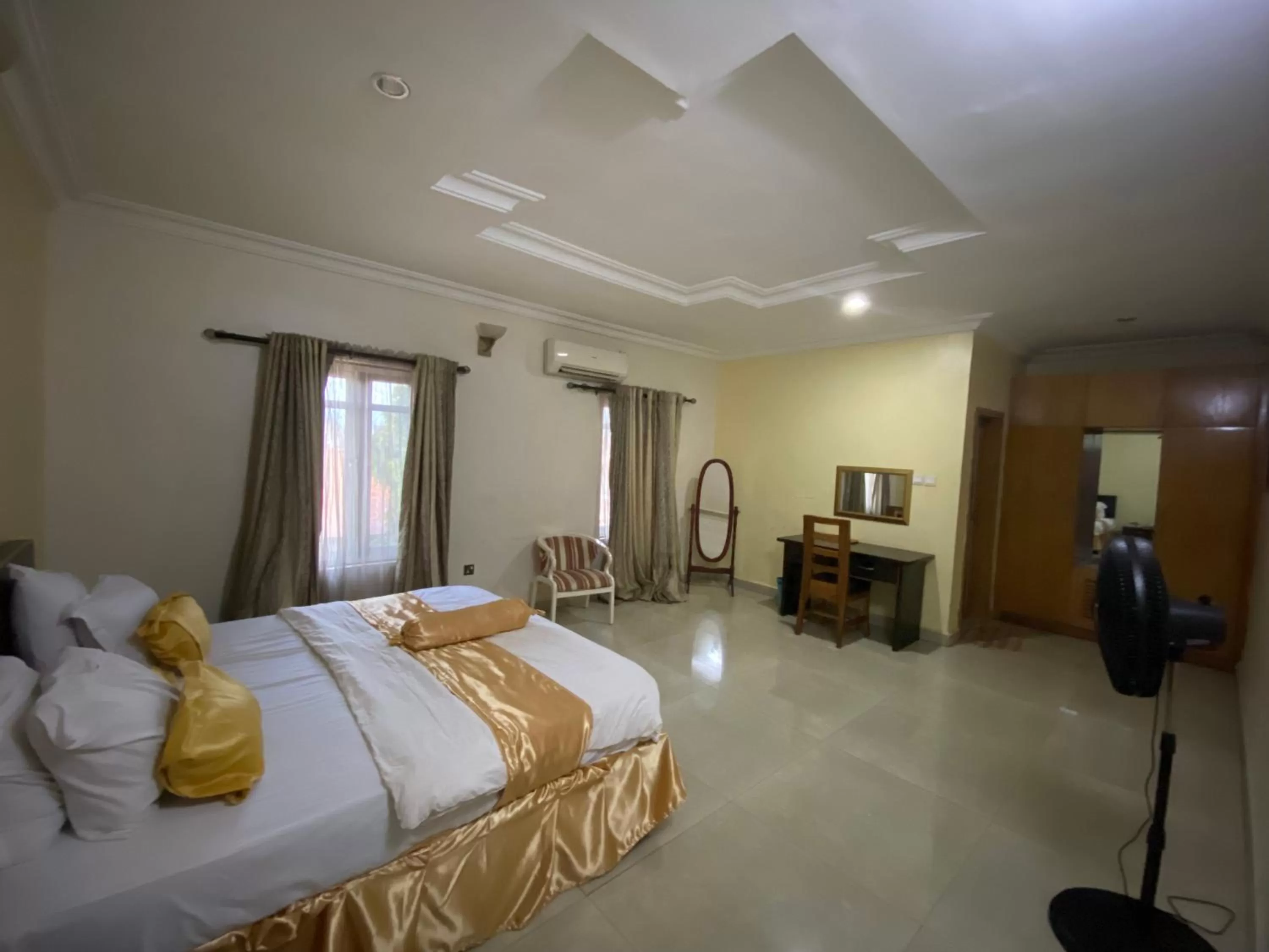 Bed in Nue-Crest Hotels & Suites