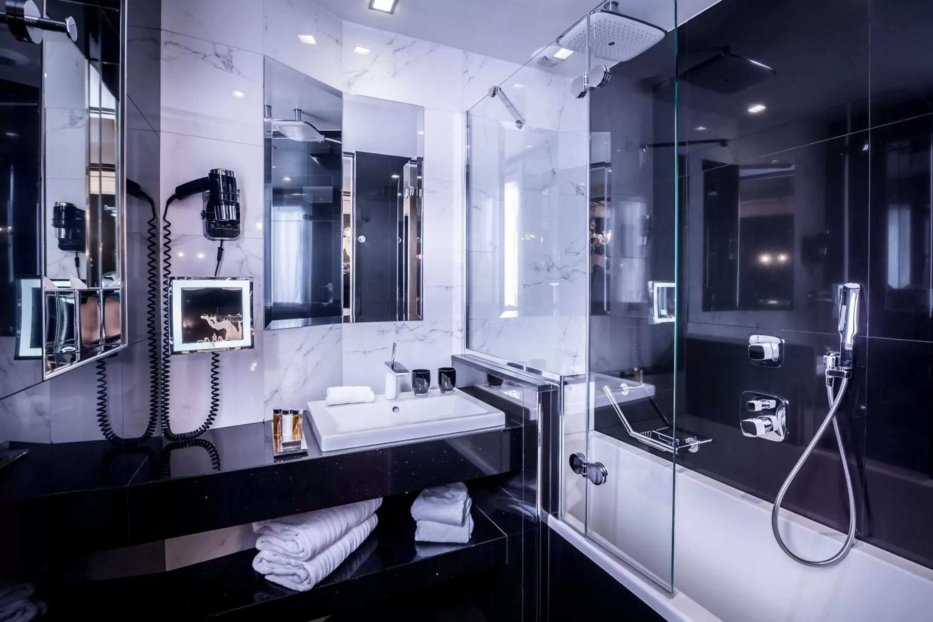 Bathroom in Maison Albar Hotels Le Champs-Elysées