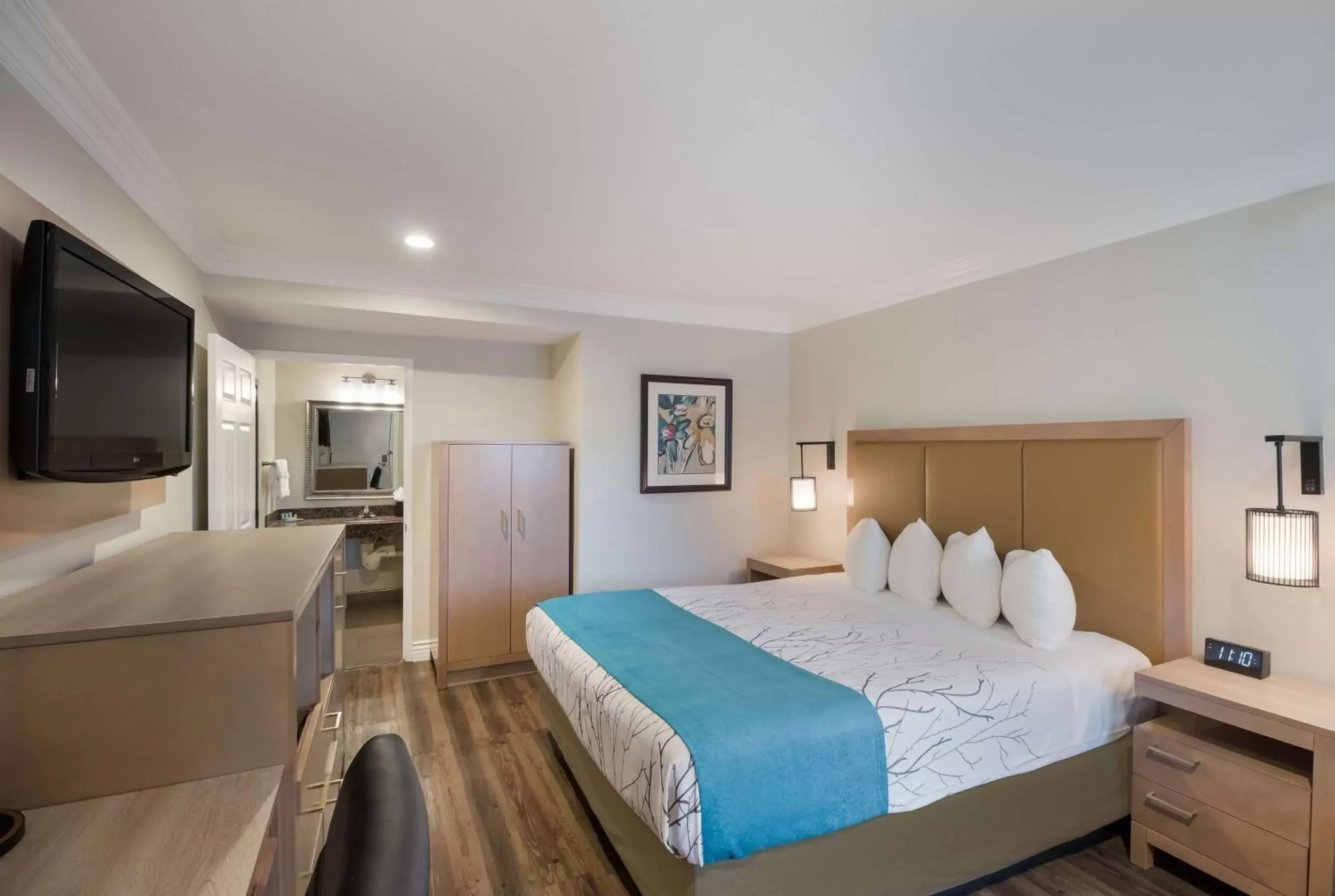 Bedroom, Bed in Best Western Woodland Hills