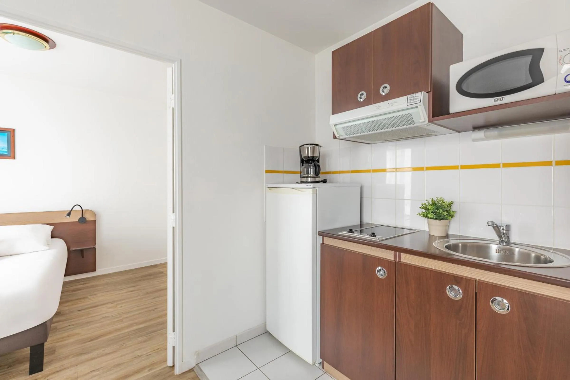 Kitchen or kitchenette, Bed in Appart'City Confort Brest