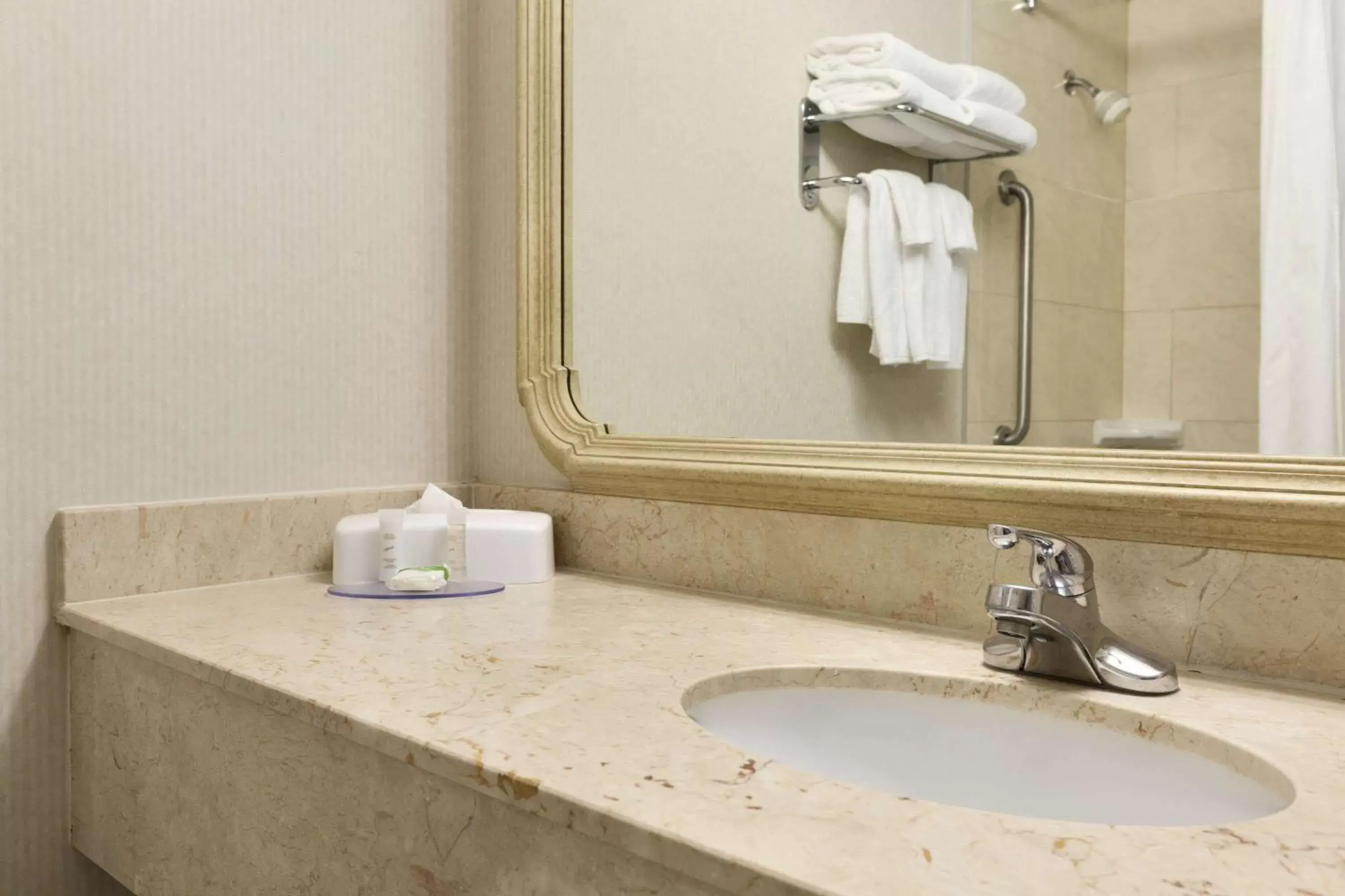 Photo of the whole room, Bathroom in Travelodge Hotel by Wyndham Vancouver Airport