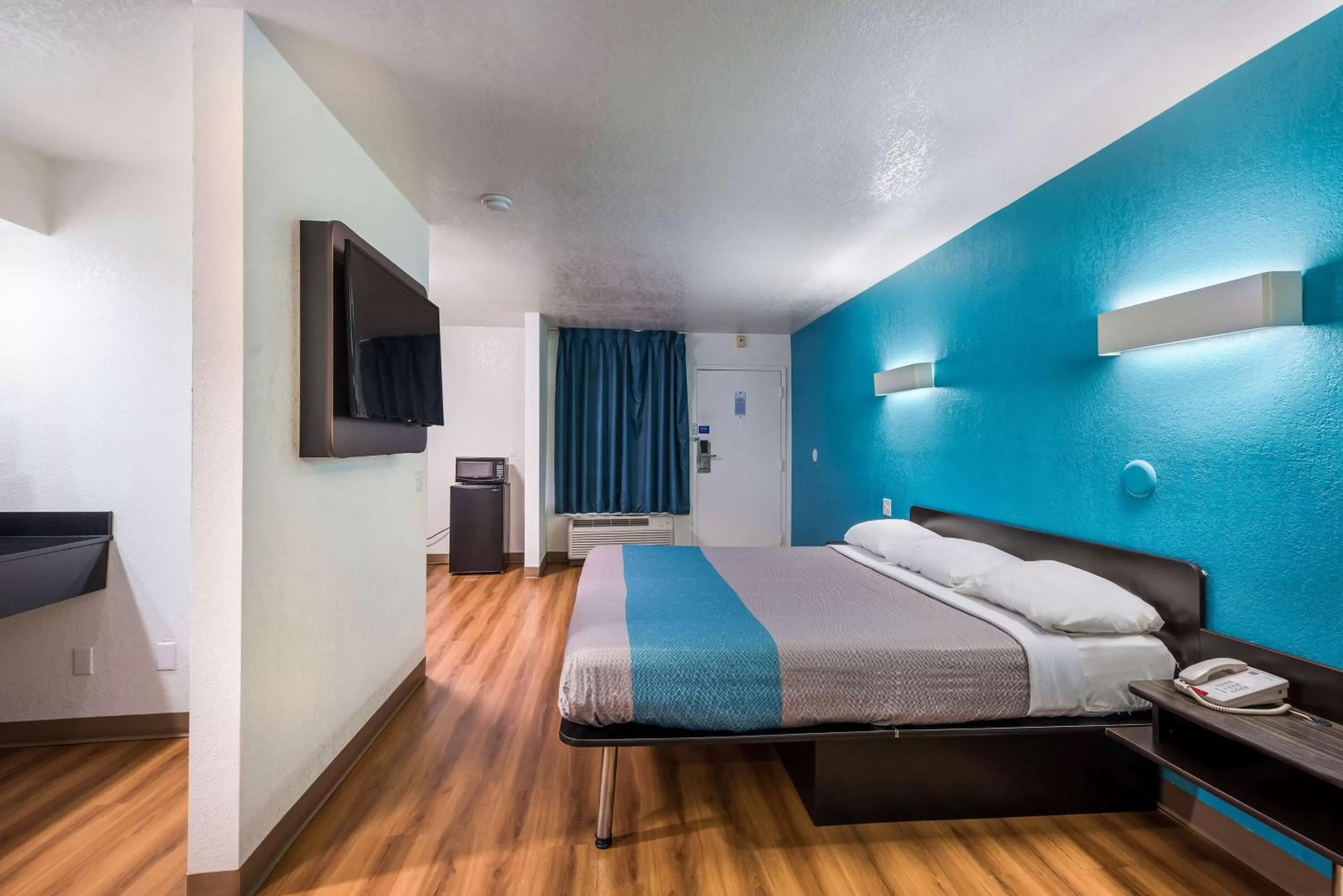 Photo of the whole room, Bed in Motel 6-Irving, TX - Irving DFW Airport East