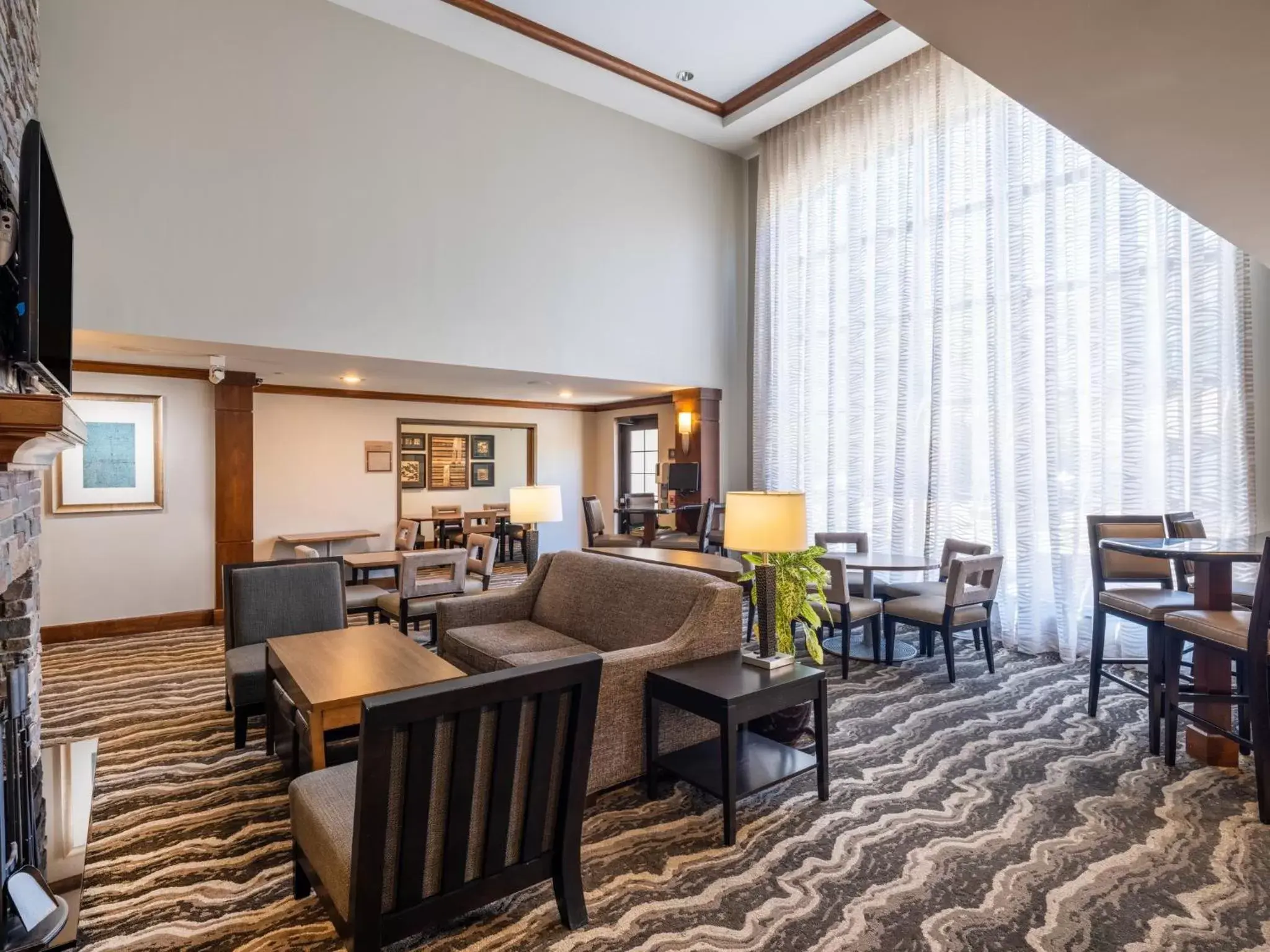 Lobby or reception, Lounge/Bar in Staybridge Suites Milwaukee Airport South, an IHG Hotel