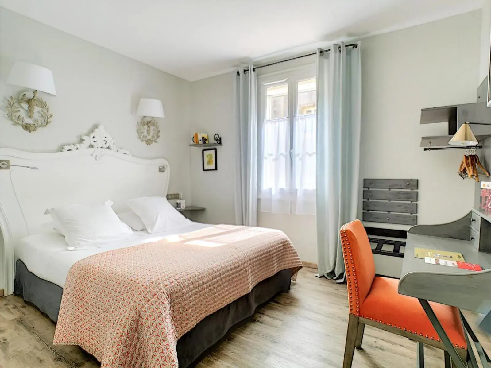 Bed in The Originals Boutique, Hôtel du Parc, Cavaillon (Inter-Hotel)