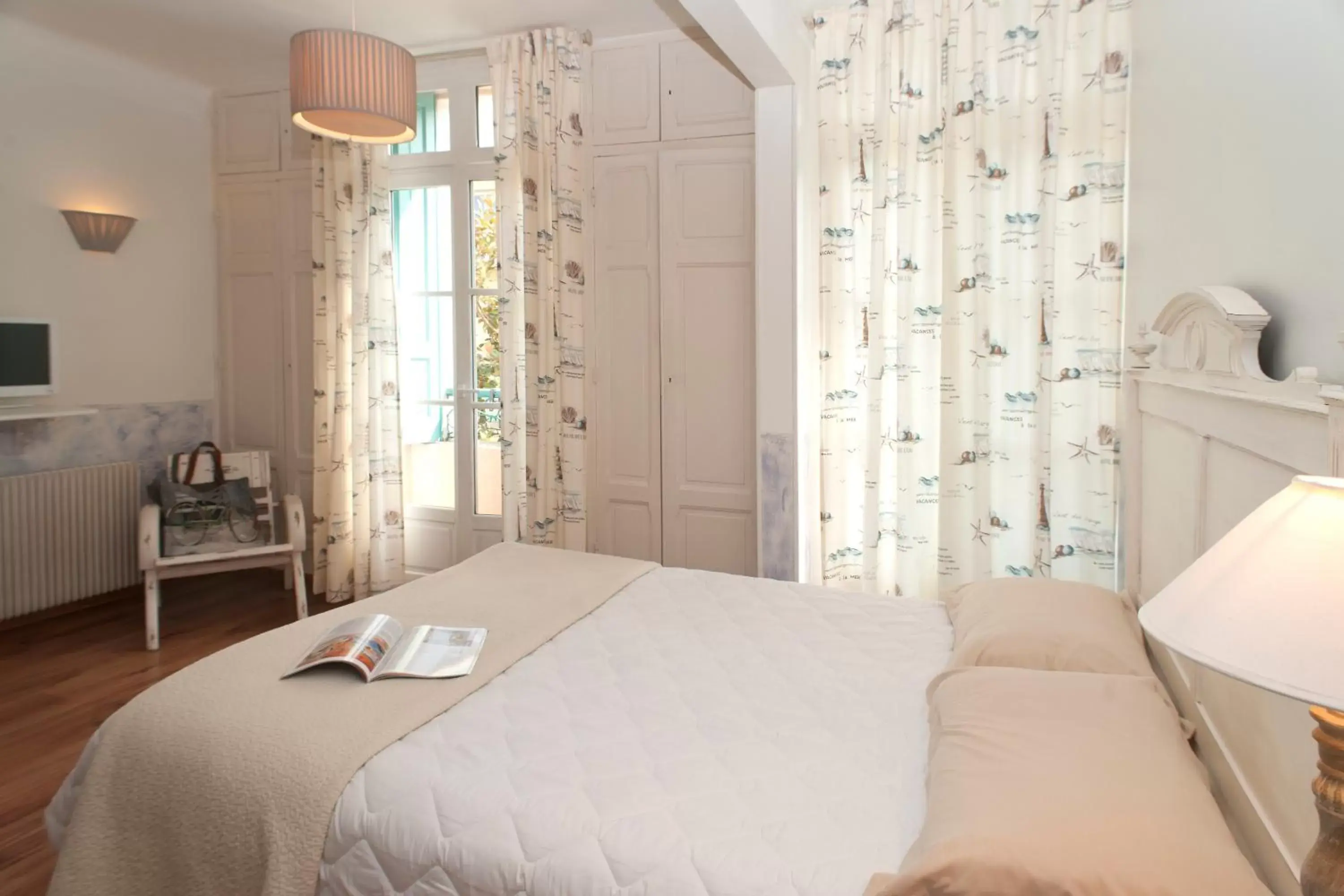 Bedroom, Bed in Hôtel la Bona Casa