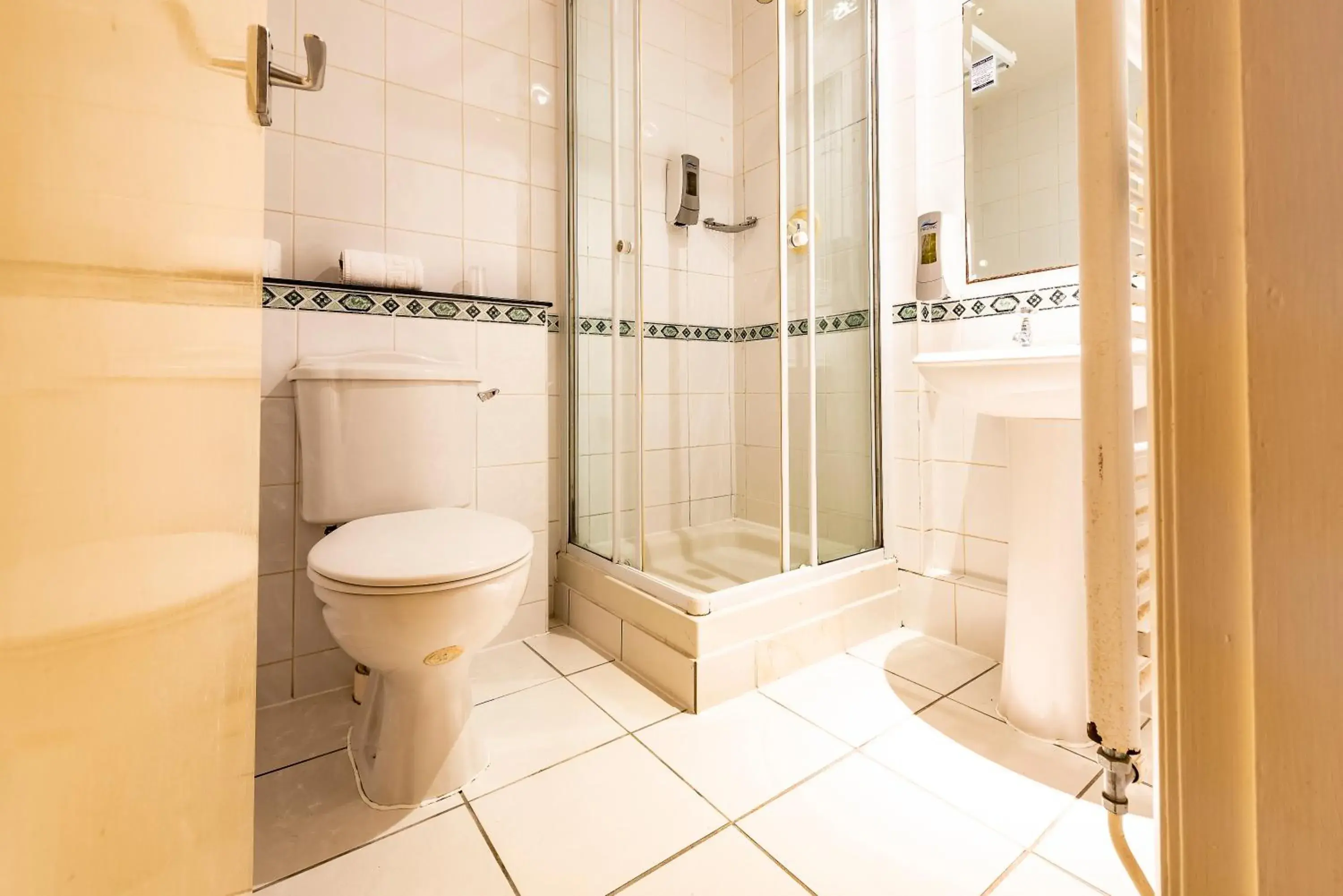Bathroom in OYO Paddington House Hotel