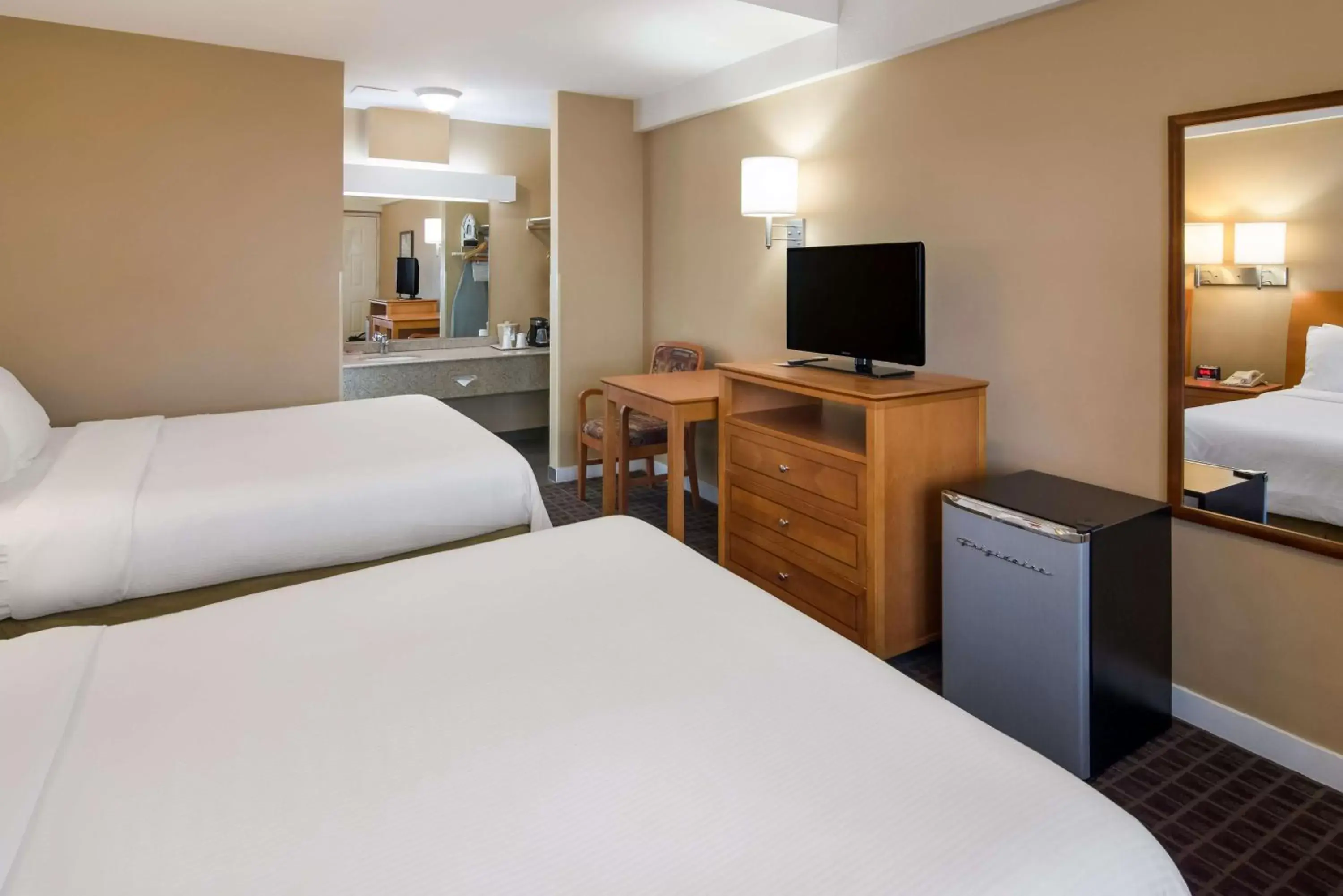 Bedroom, Bed in SureStay Hotel by Best Western North Vancouver Capilano