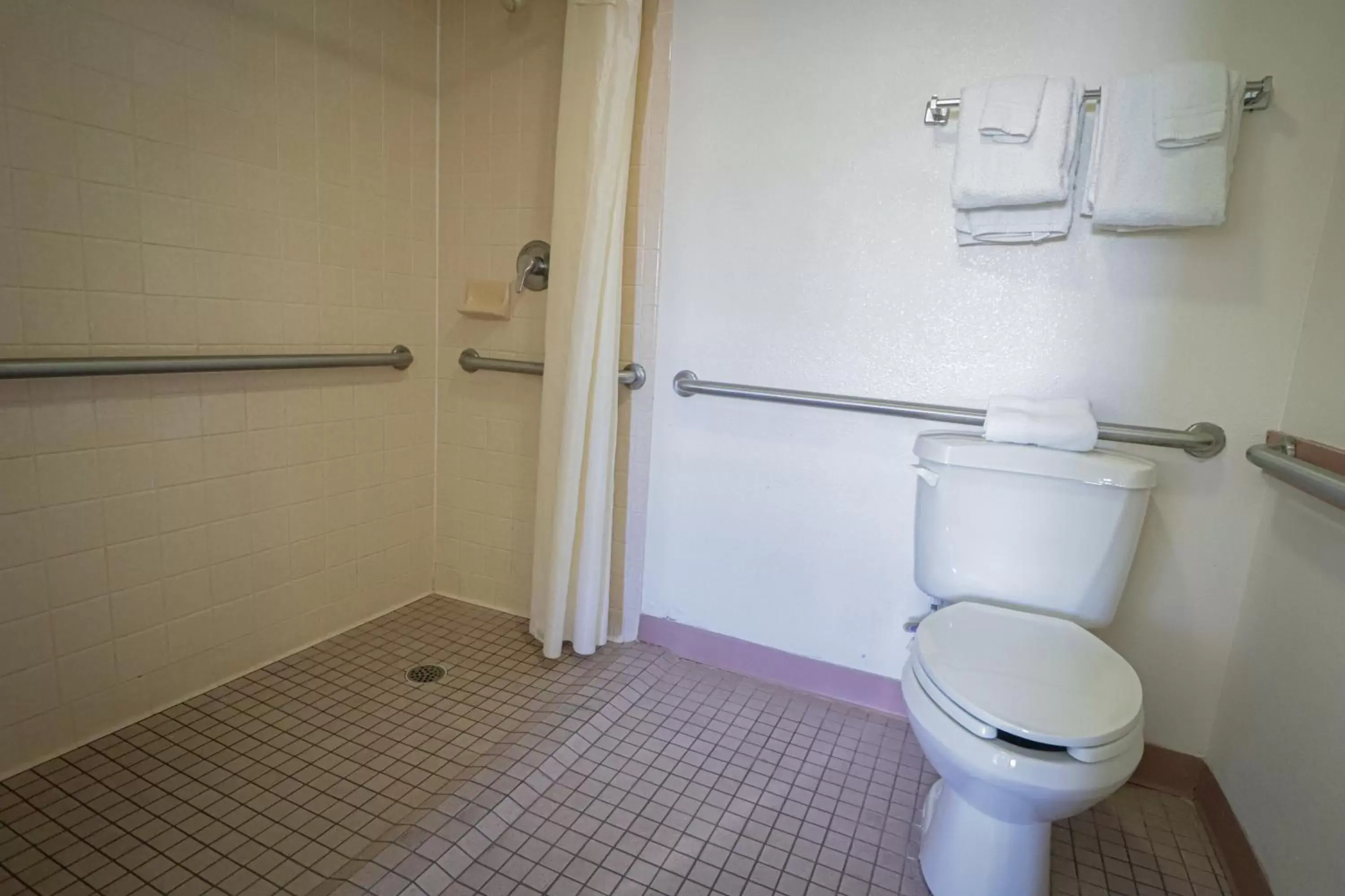 Bathroom in University Inn & Suites